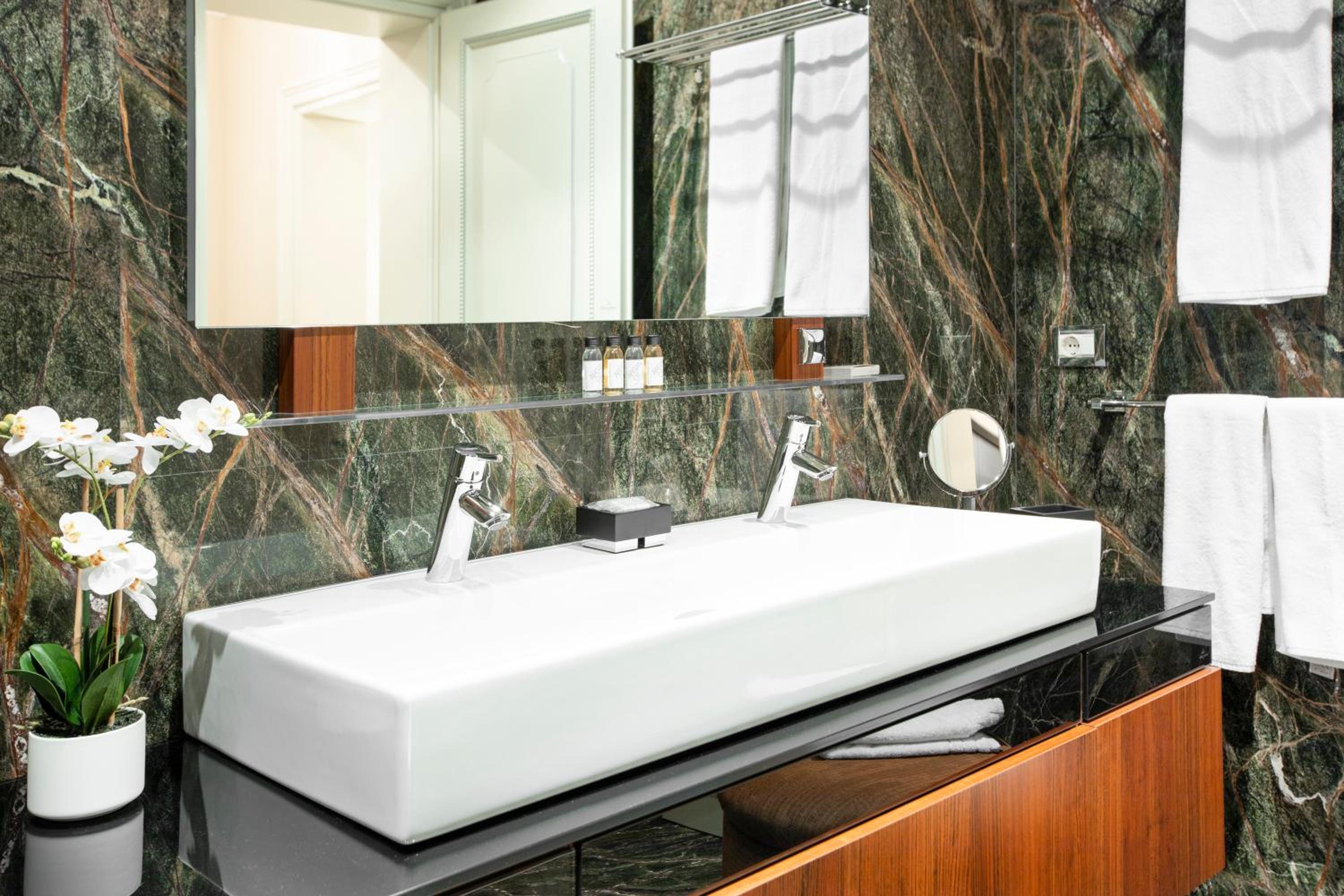 Deluxe King Room - Photo 10