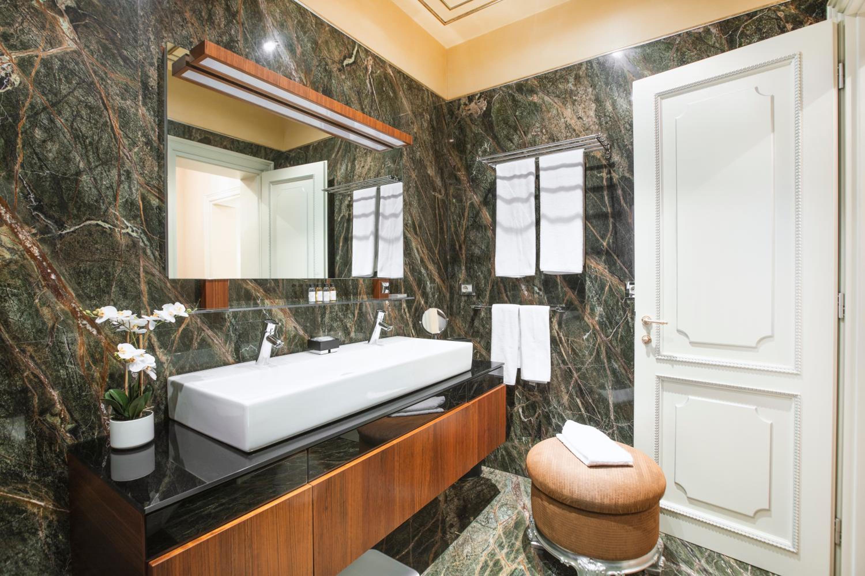 Deluxe King Room - Photo 7