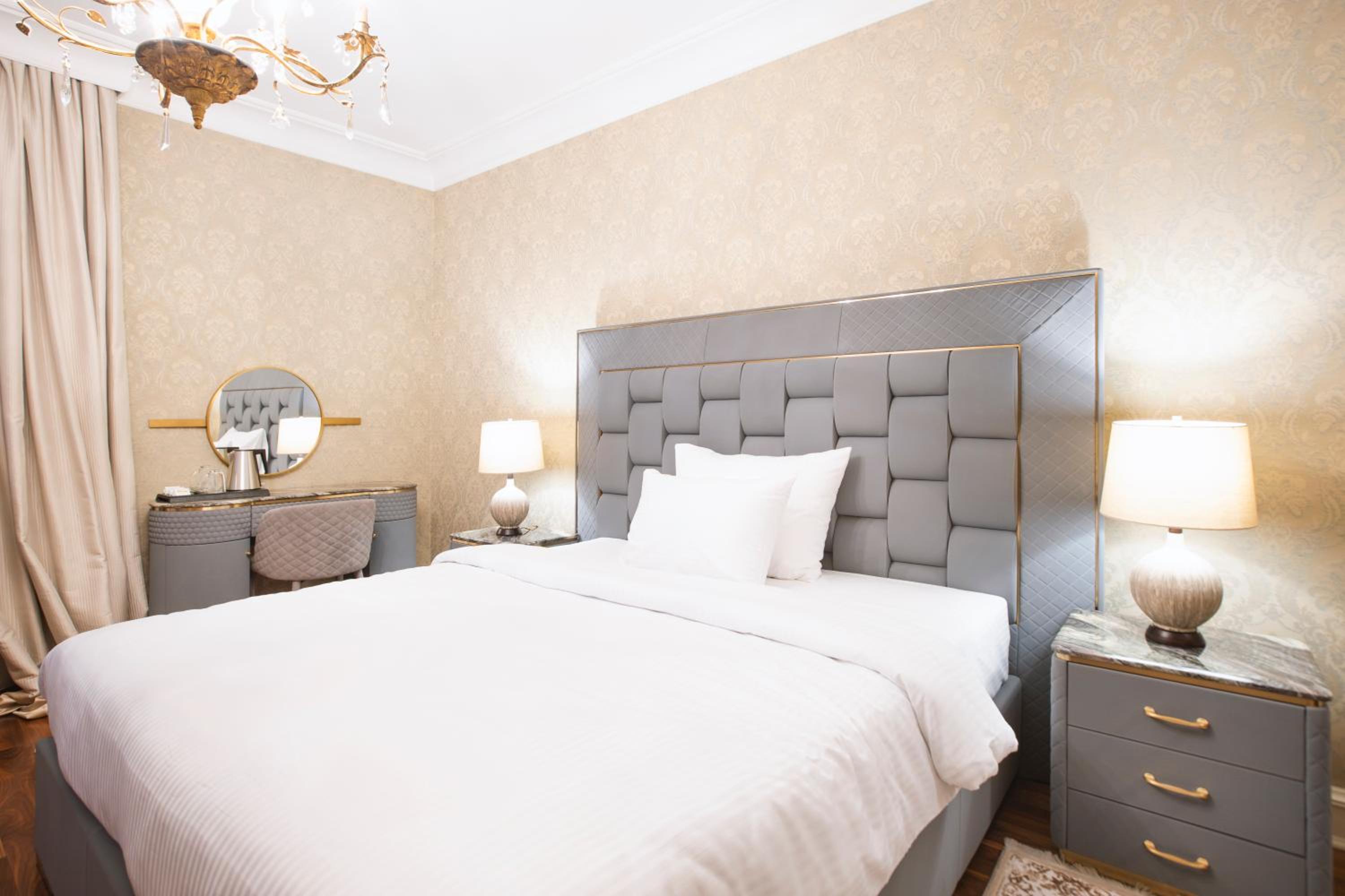 Deluxe King Room - Photo 9