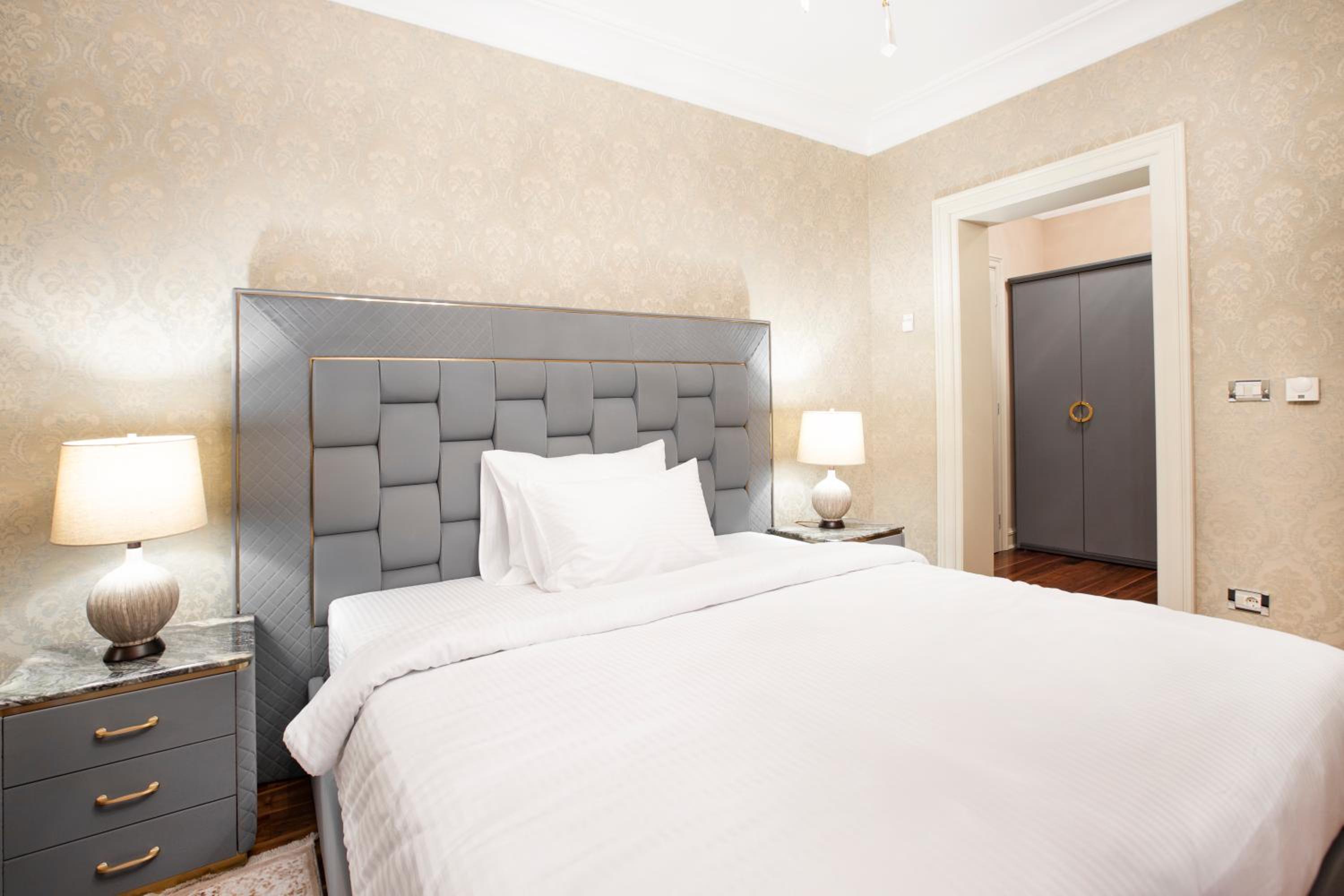 Deluxe King Room - Photo 5