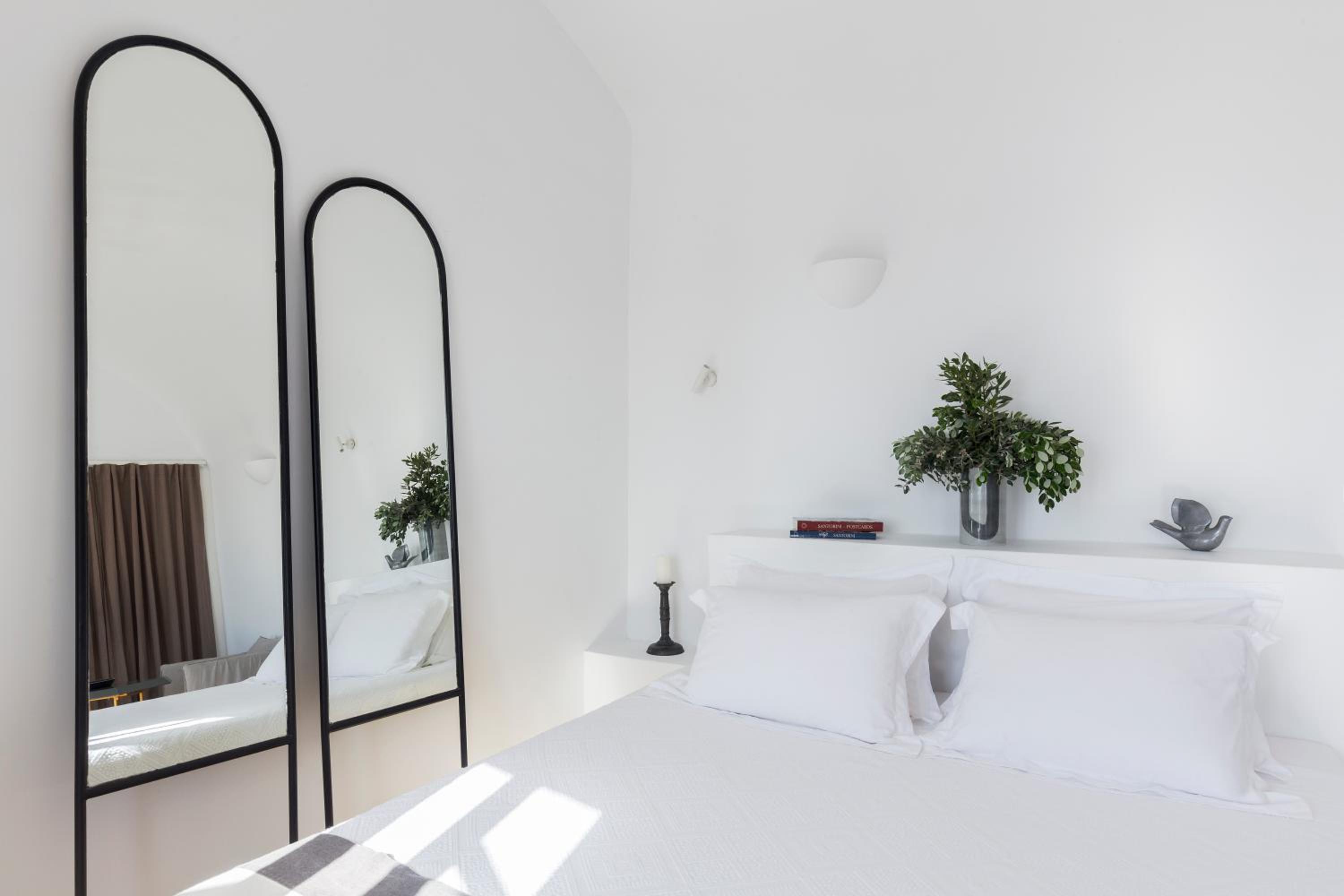 Efta Suite with Plunge Pool and Caldera View