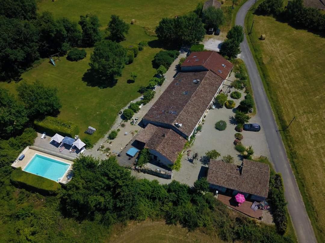Six-Bedroom House photo 2
