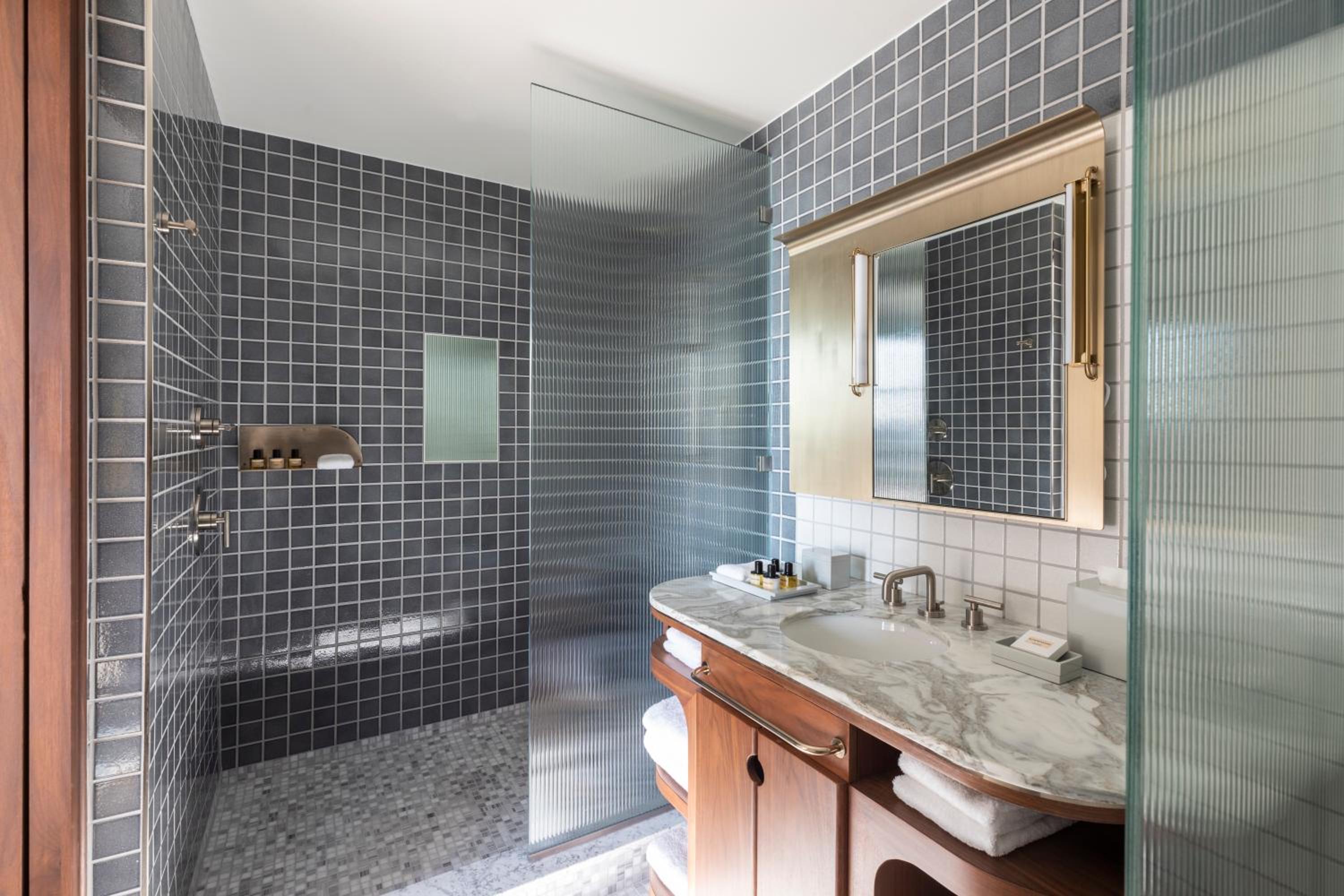 Junior King Suite photo 3