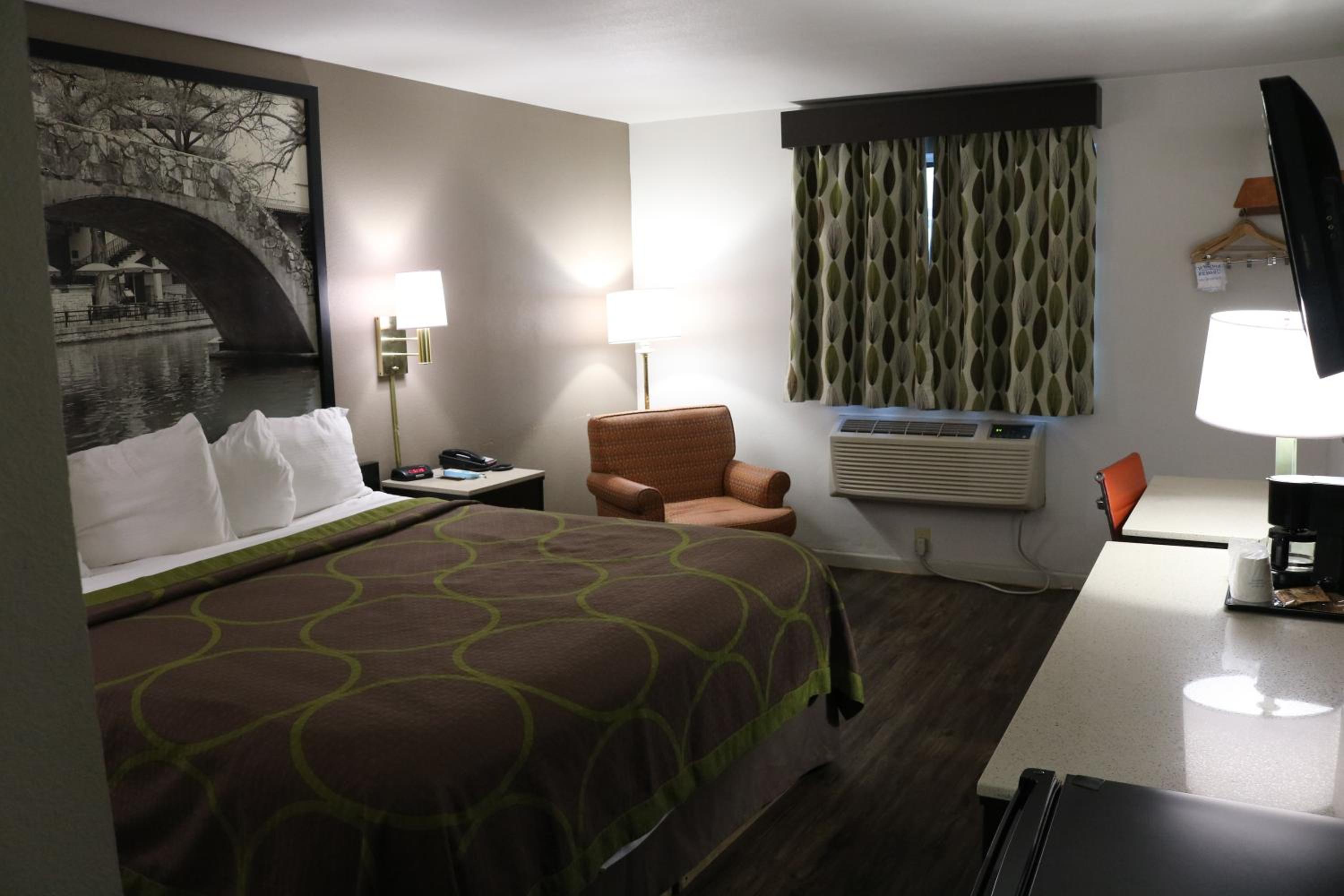 King Room - Non-Smoking - Photo 4