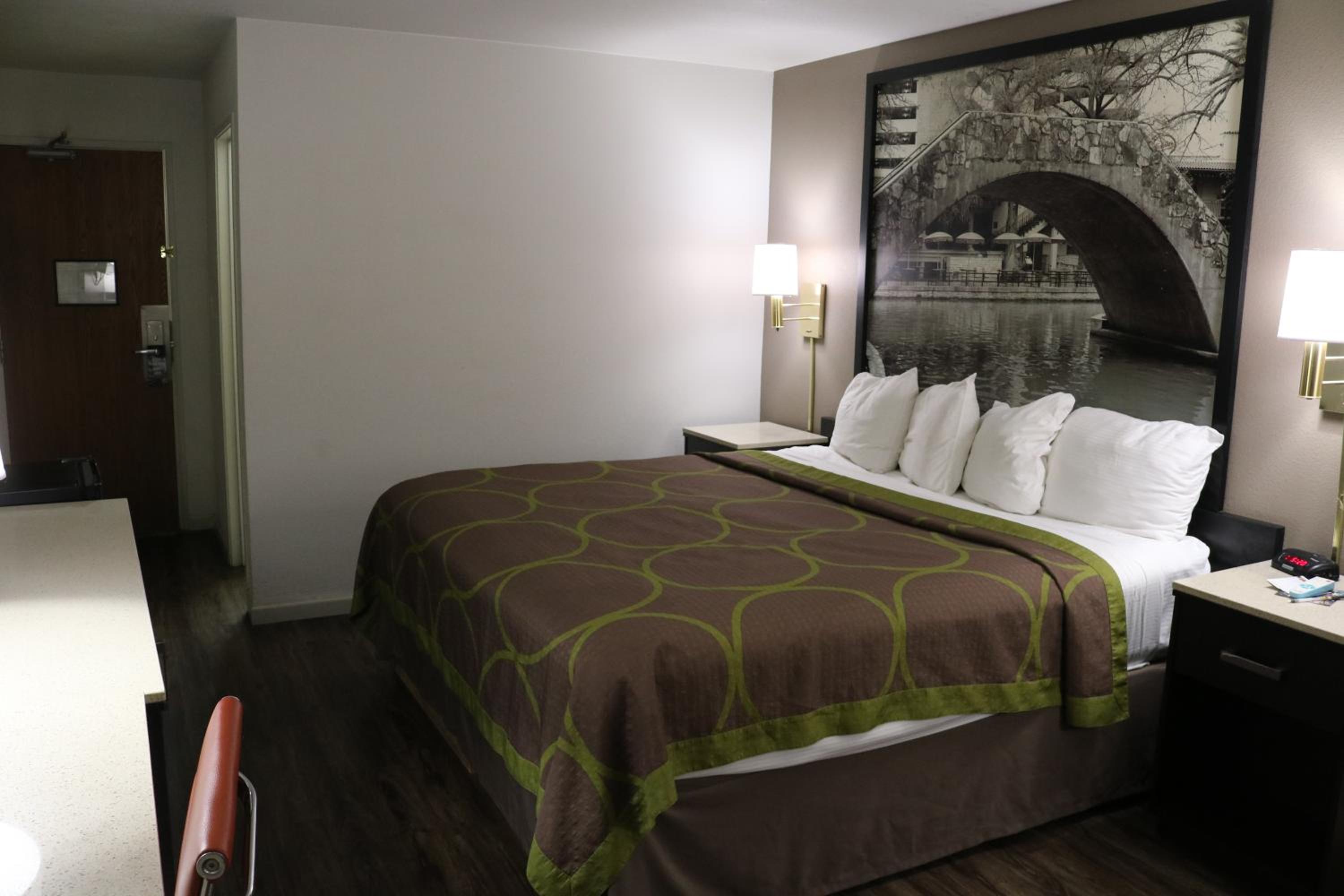 King Room - Non-Smoking - Photo 3
