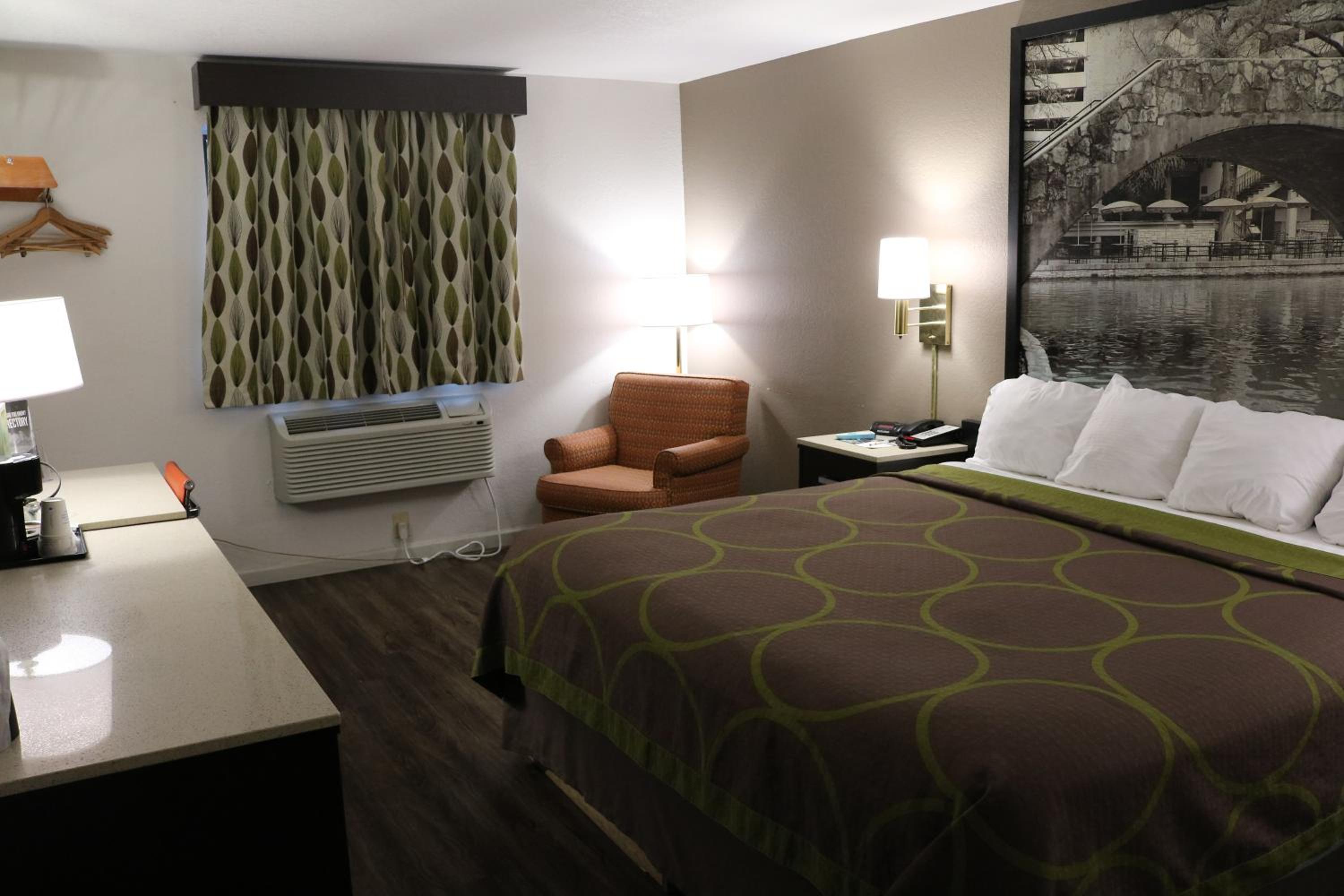 King Room with Bath Tub - Mobility/Hearing Accessible - Non-Smoking - Photo 4