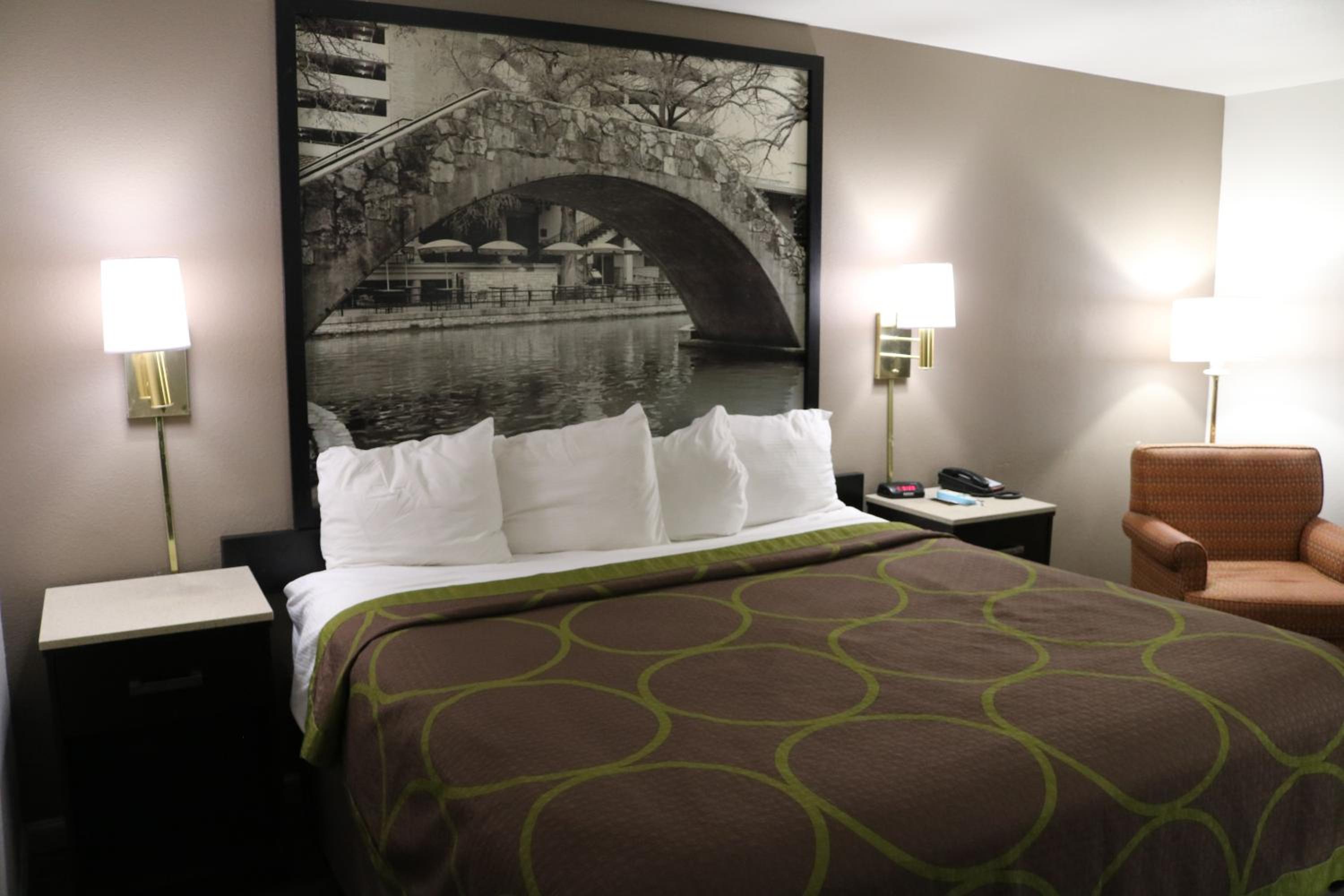 King Room with Bath Tub - Mobility/Hearing Accessible - Non-Smoking - Photo 5