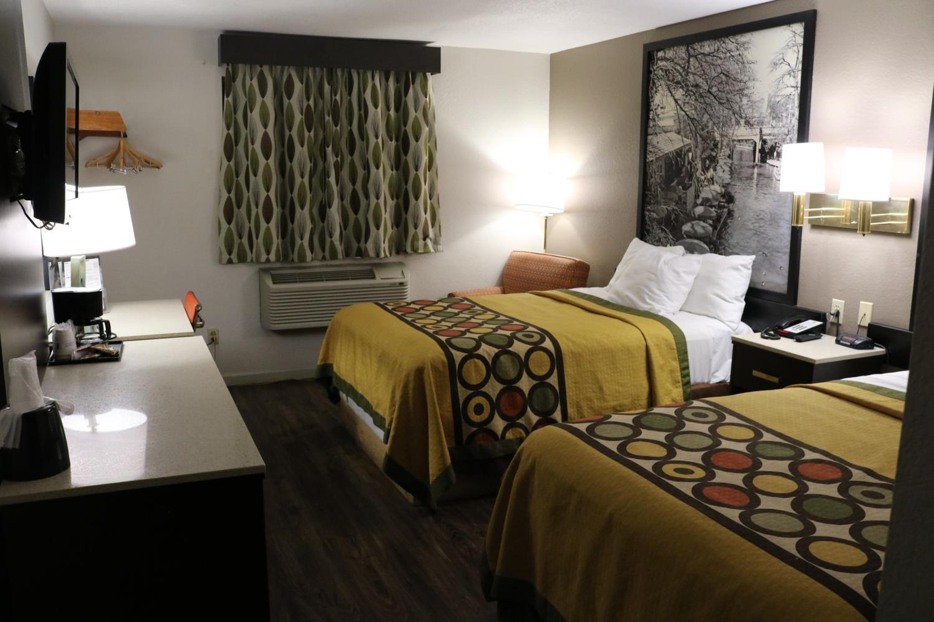 Double Room with Two Double Beds - Non-Smoking - Photo 3