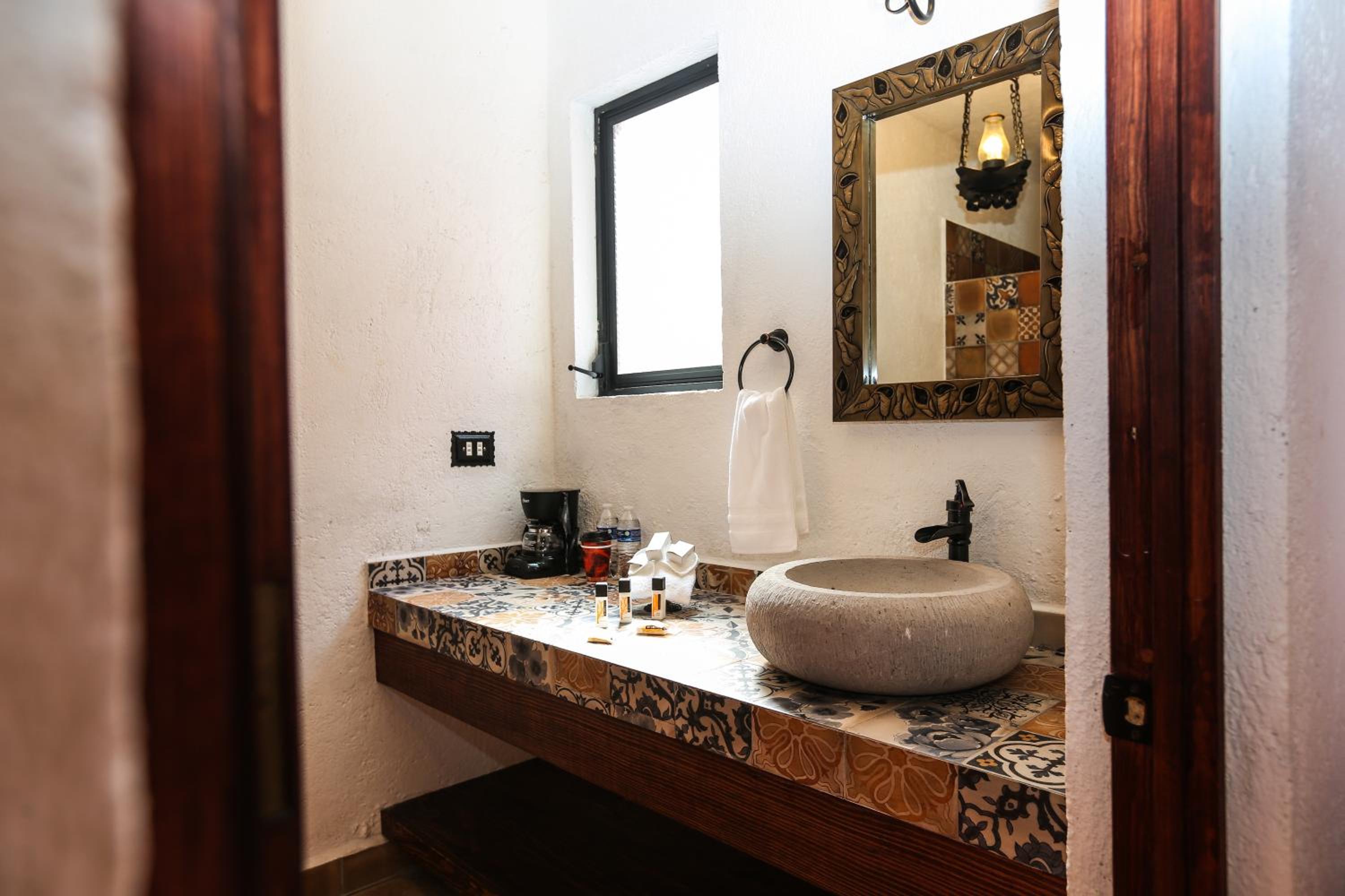 Deluxe King Room - Photo 12