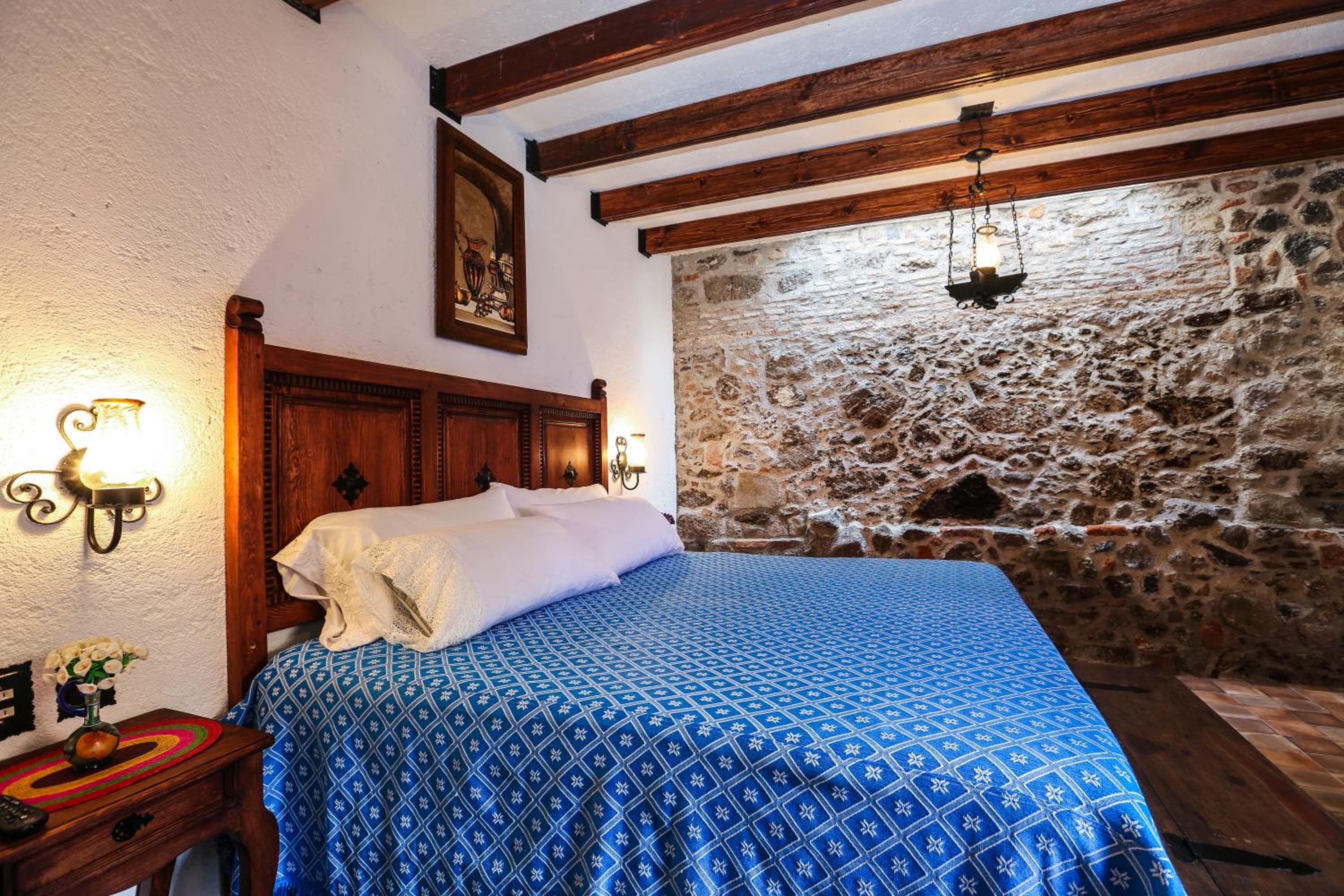 Deluxe King Room - Photo 13