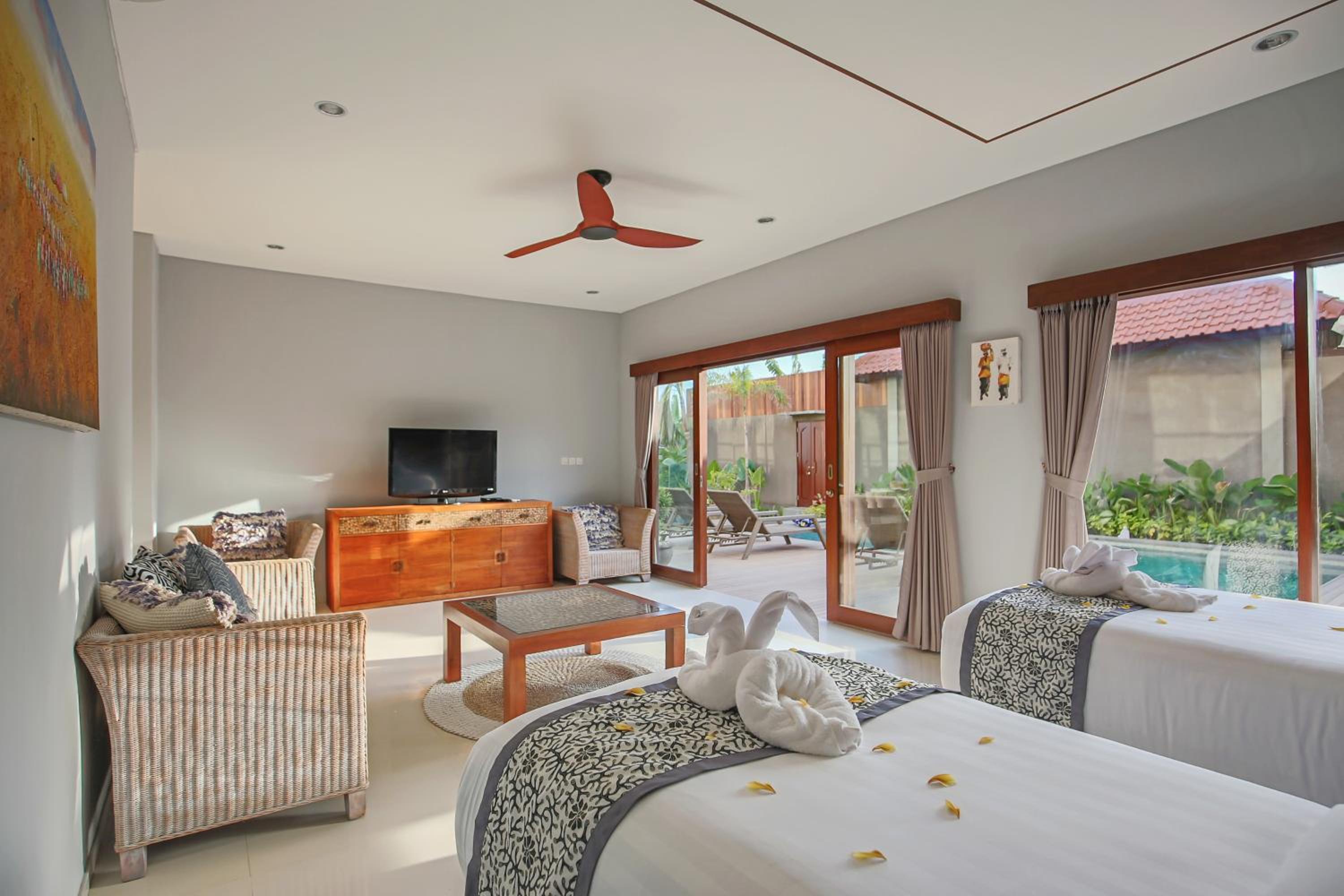 Four-Bedroom Villa with Private Pool - Photo 14