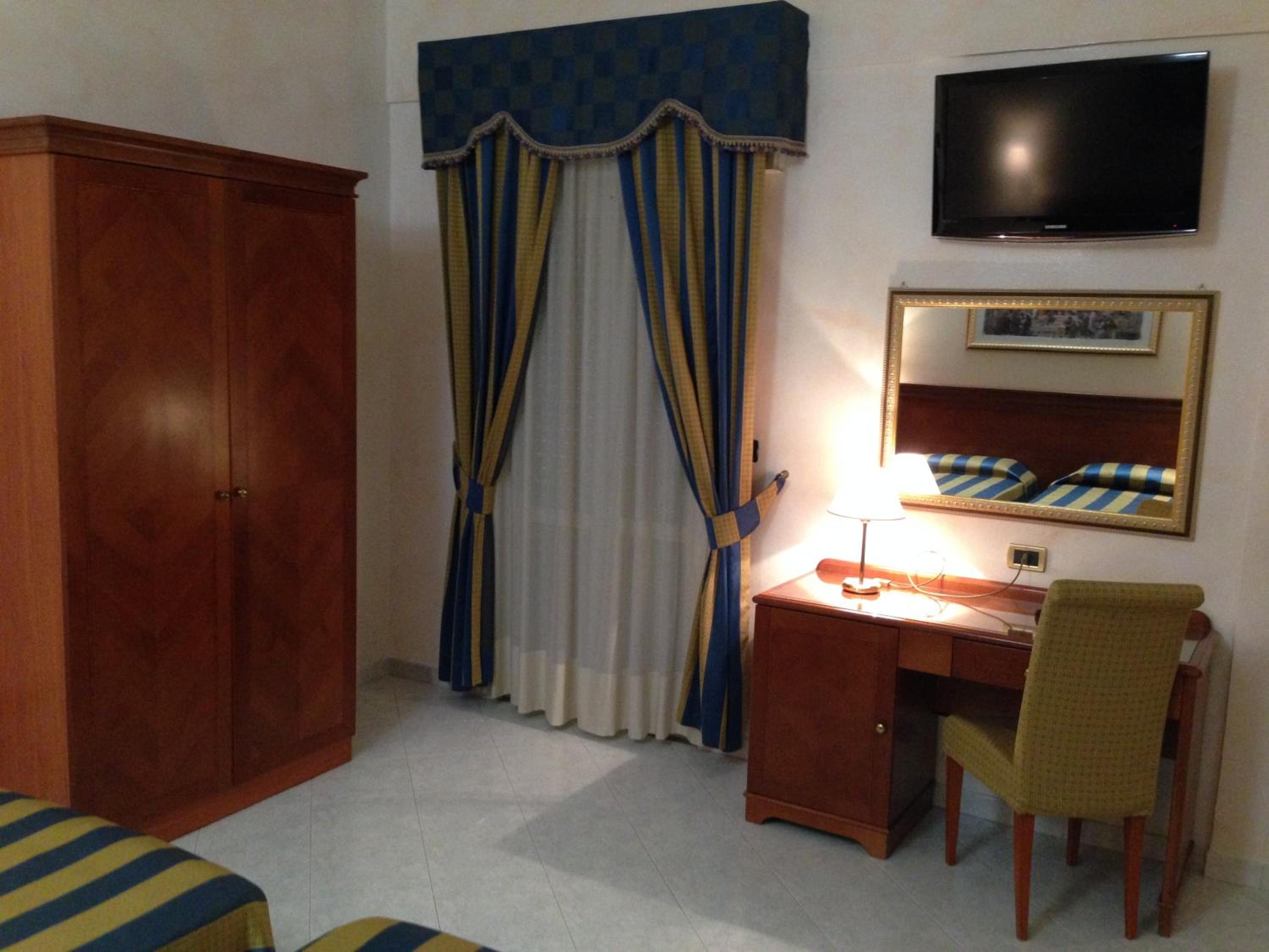 Economy Twin Room photo 2
