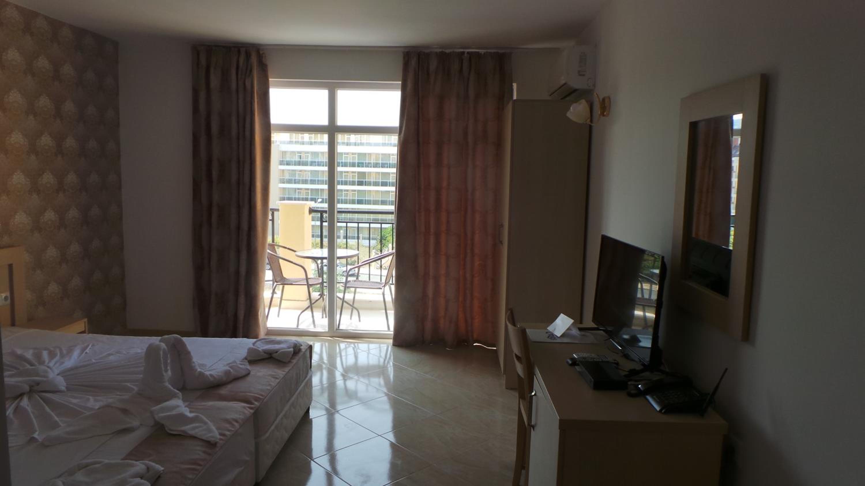 Twin Room (2 Adults + 1 Child) photo 2