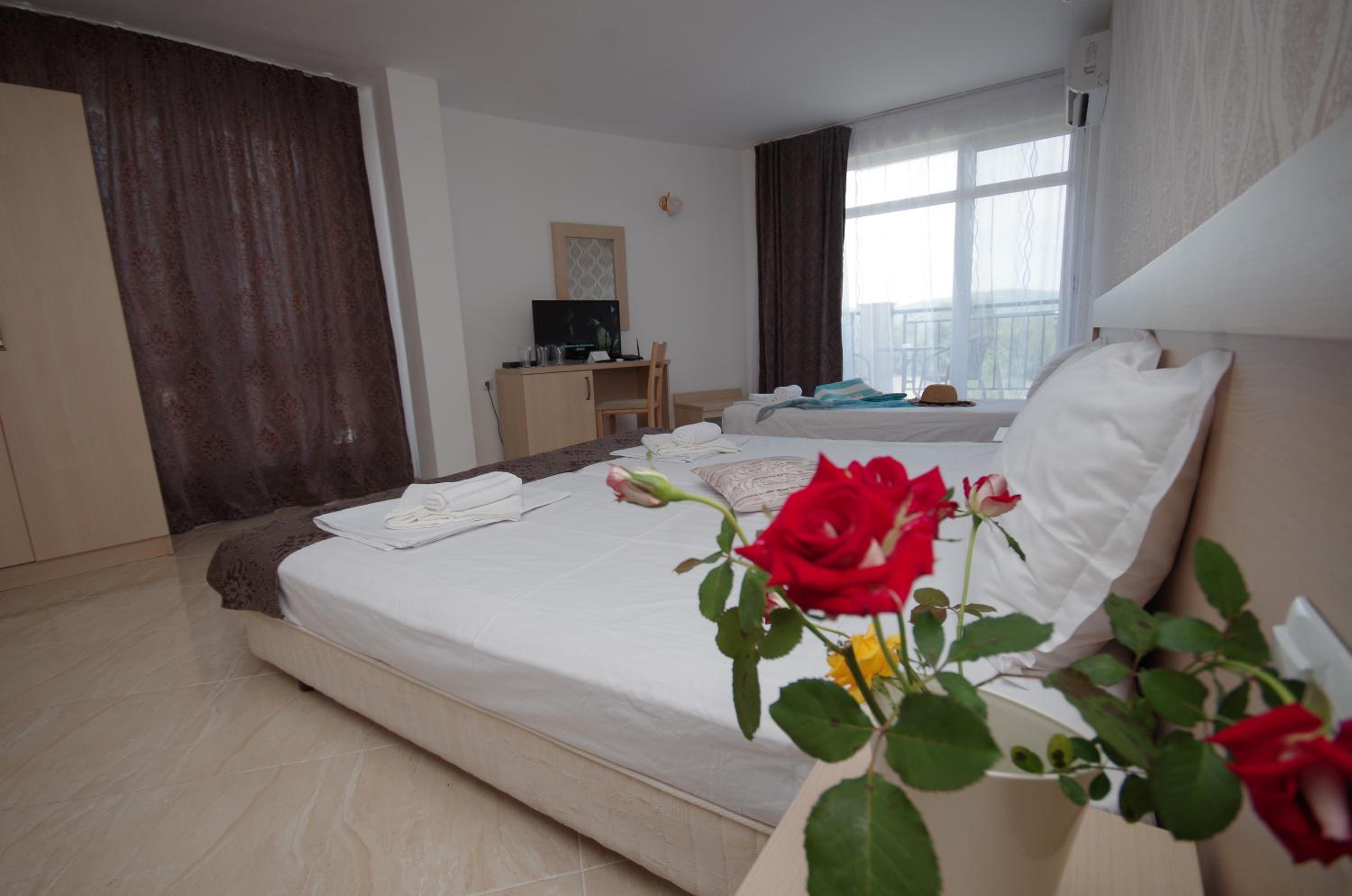 Twin Room (2 Adults + 2 Children) photo 1