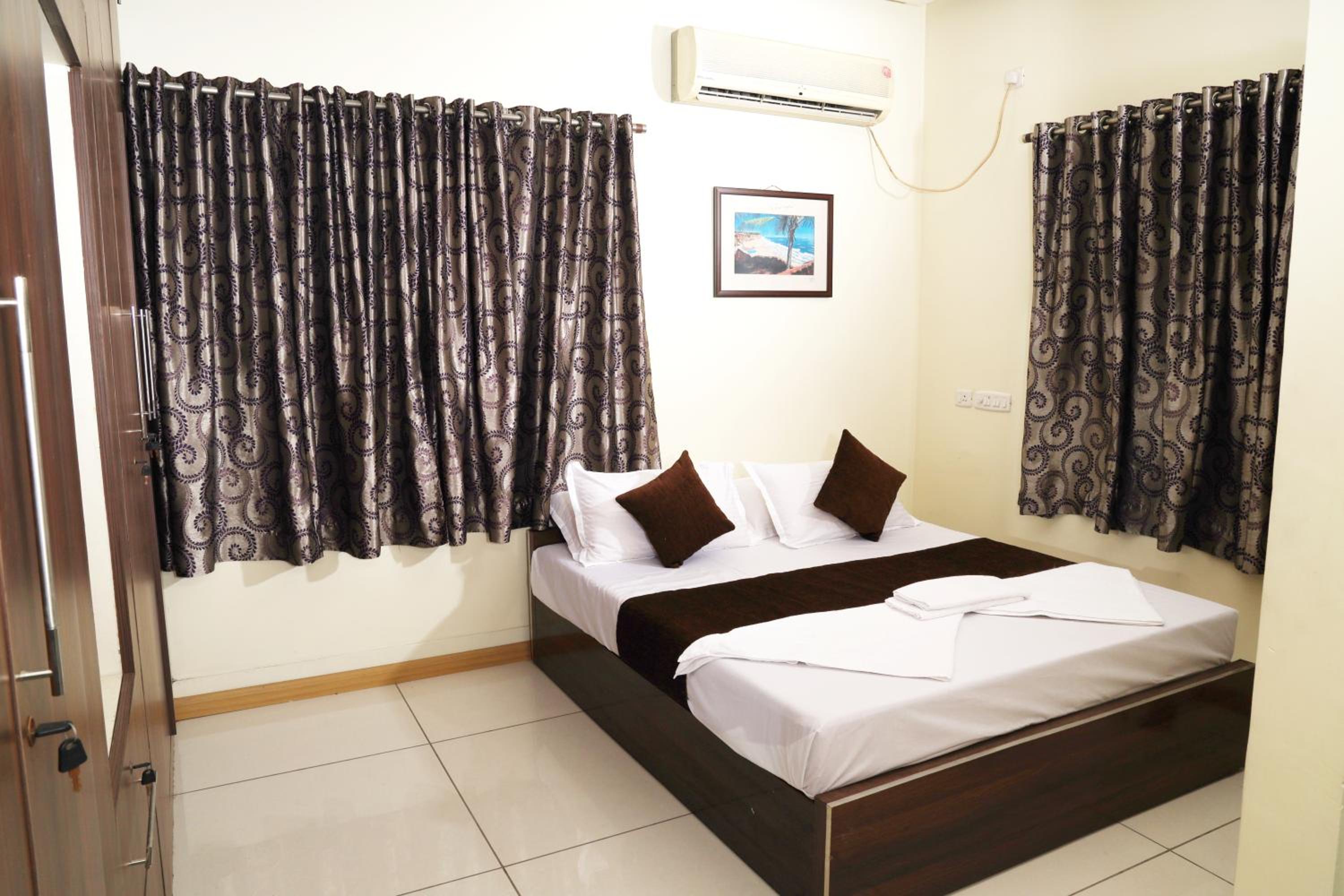 Deluxe Double Room (2 Adults + 1 Child) photo 1