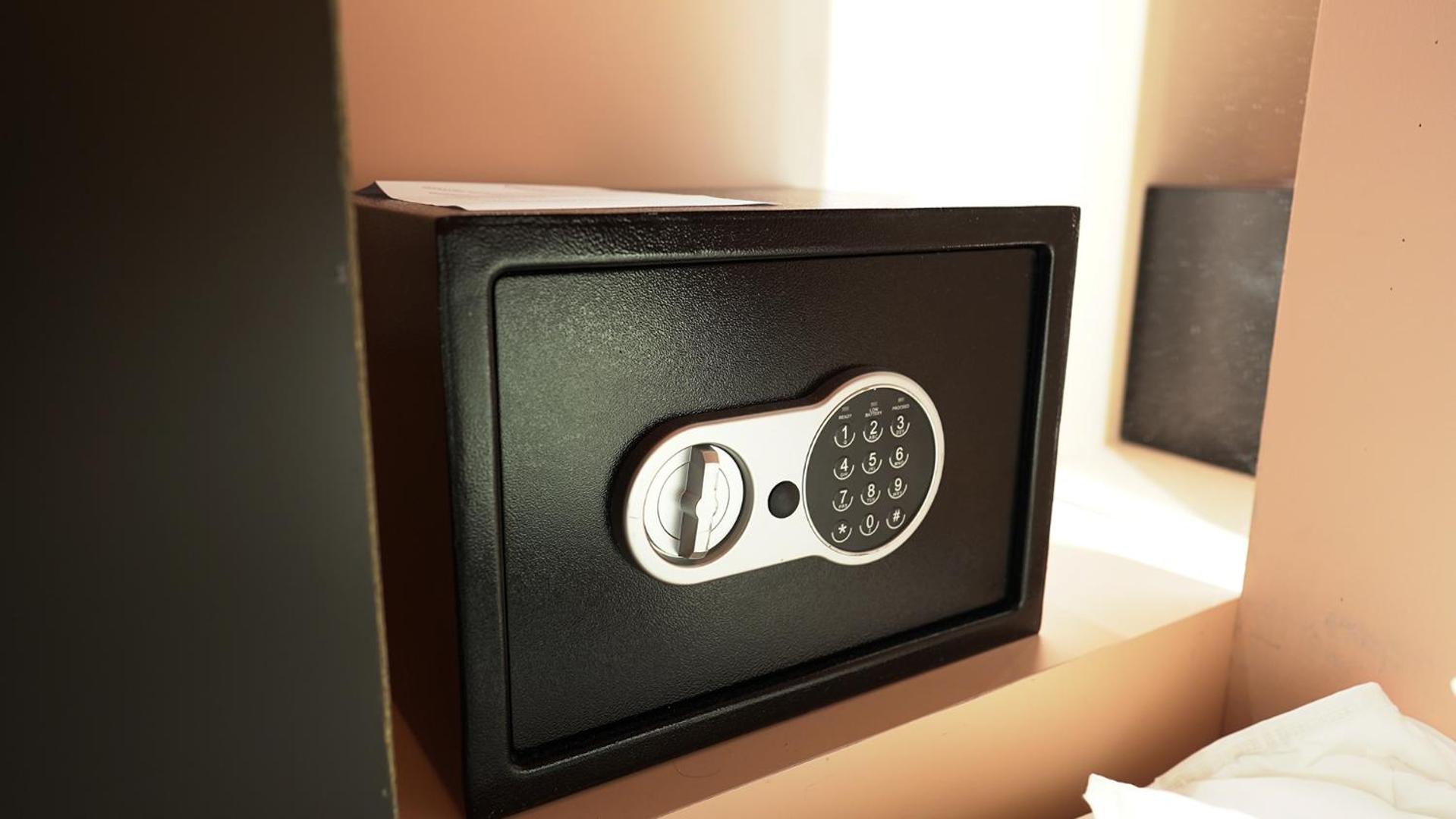 Capsule Mixed (Check-In between 0800 - 1900 (12 hours stay) - Photo 1