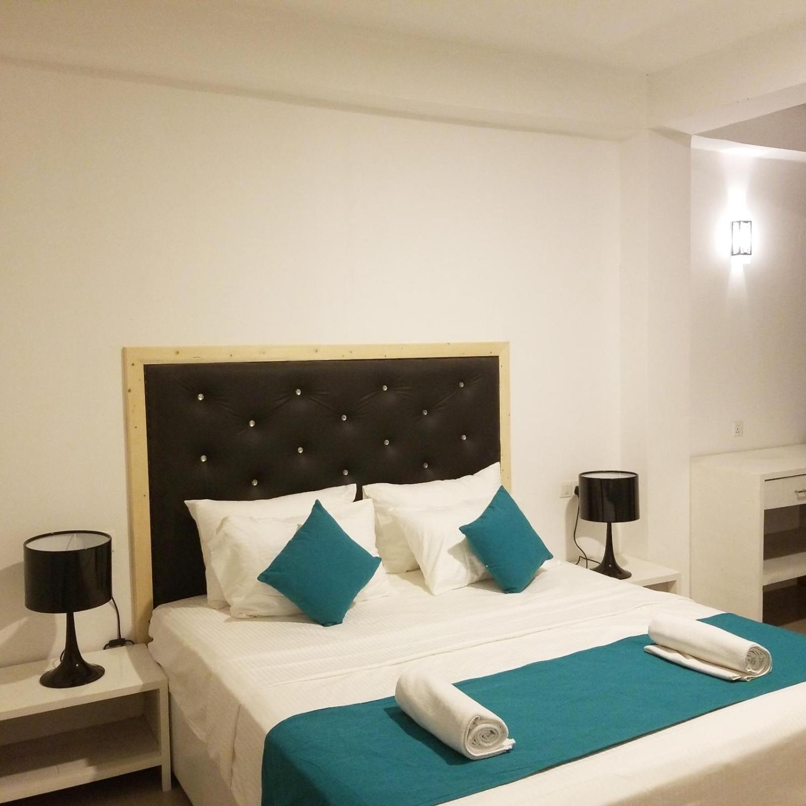 King Room with Balcony - Photo 17