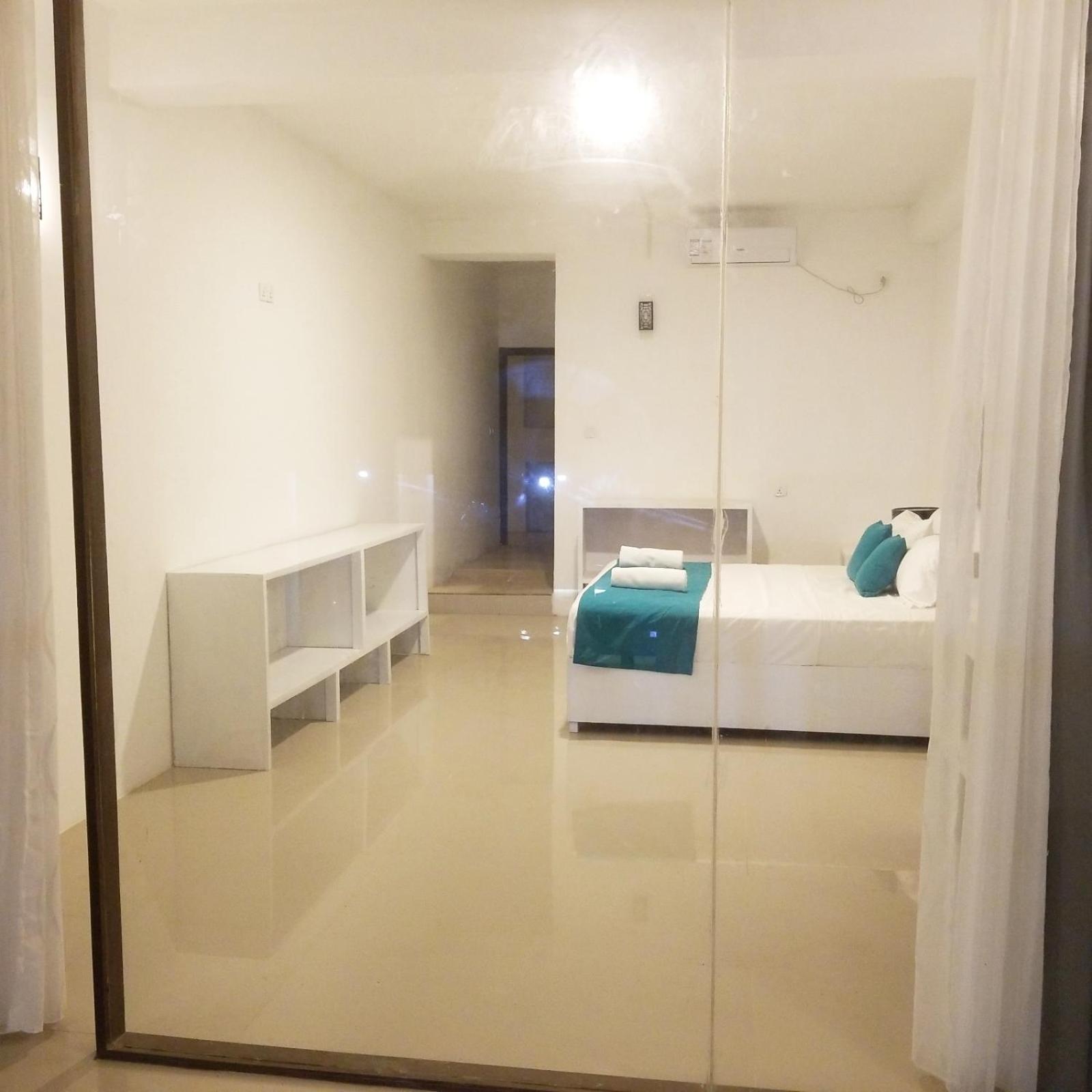 King Room with Balcony - Photo 5