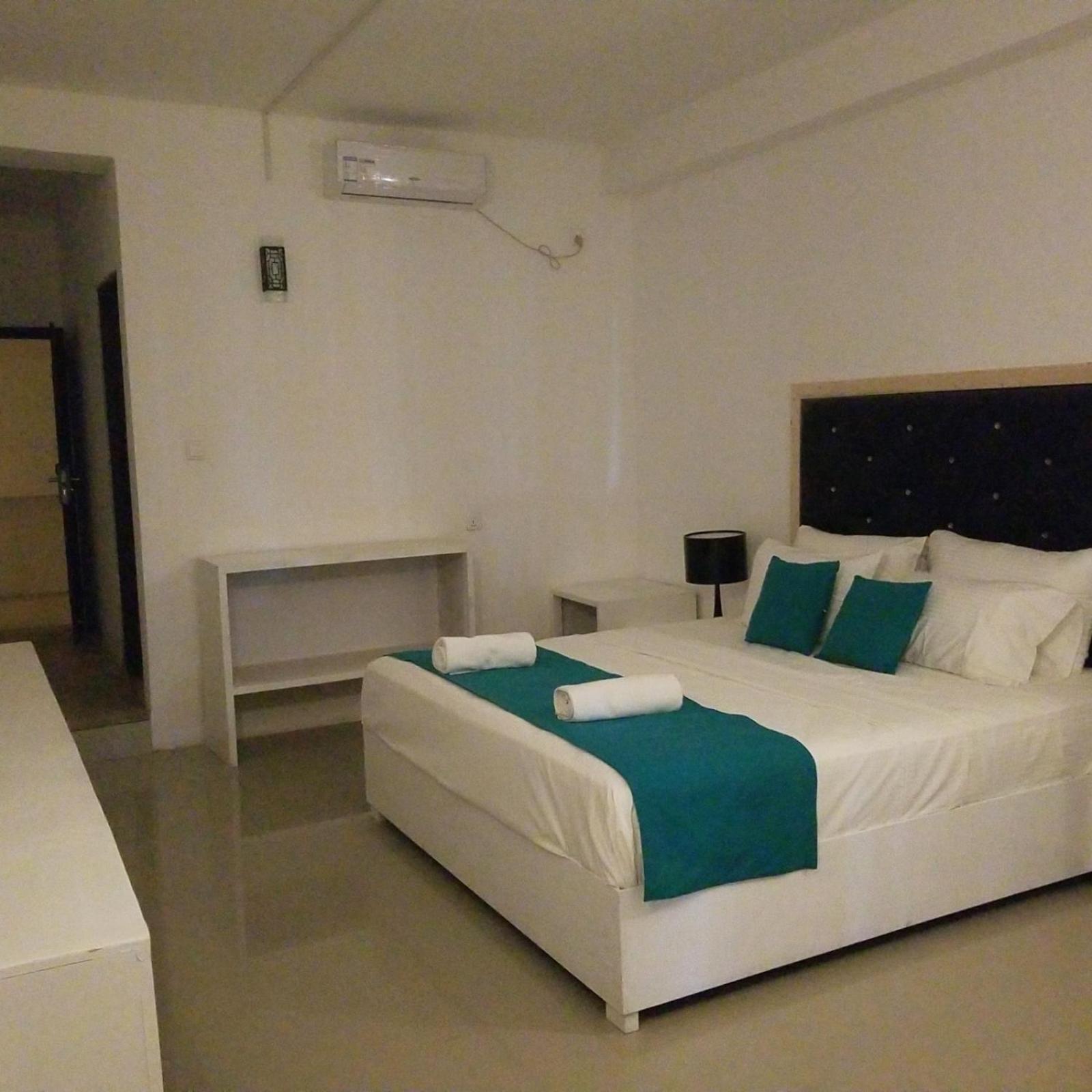 King Room with Balcony - Photo 6