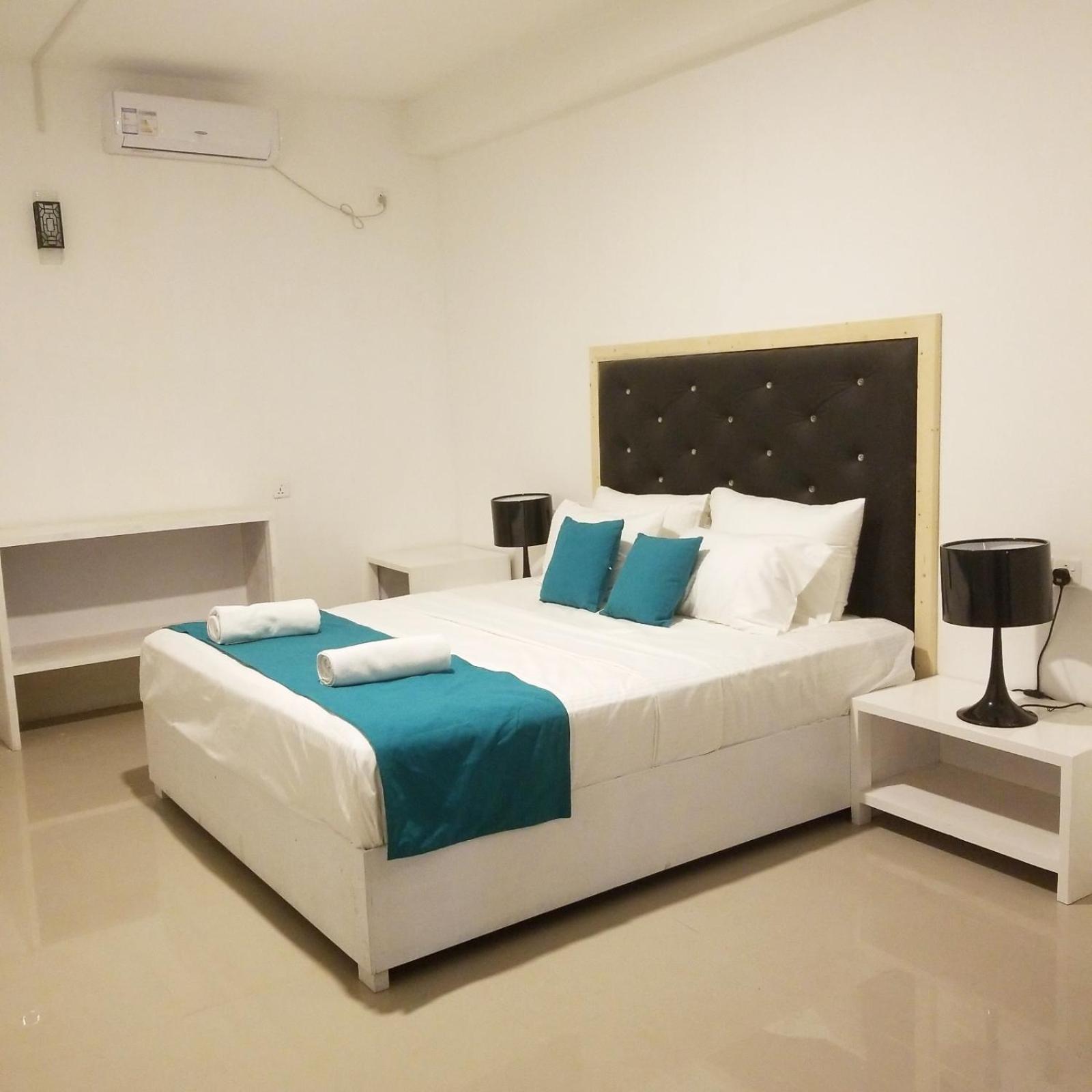 King Room with Balcony - Photo 4