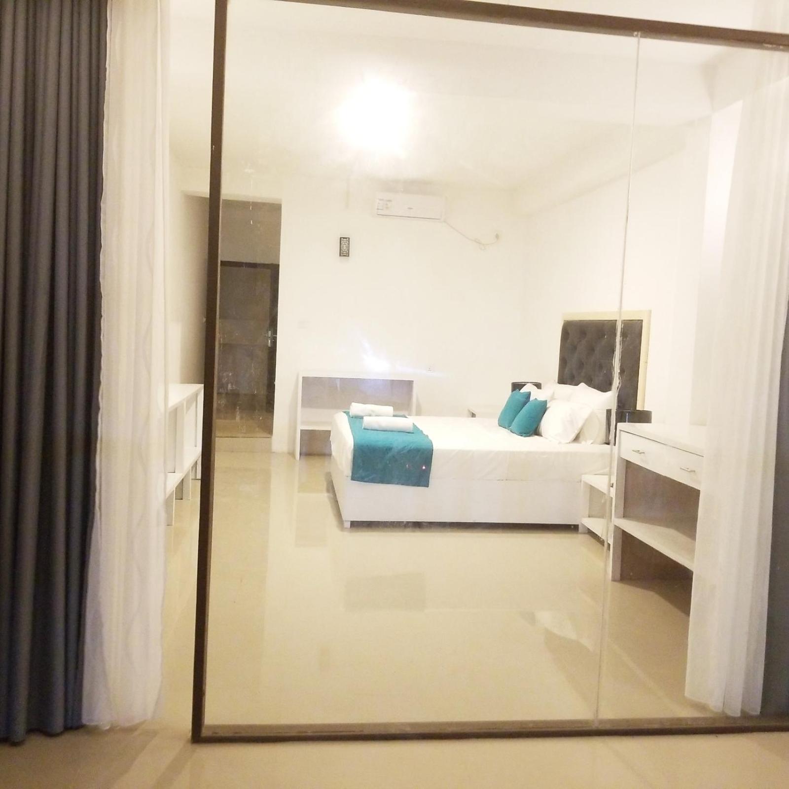 King Room with Balcony - Photo 7