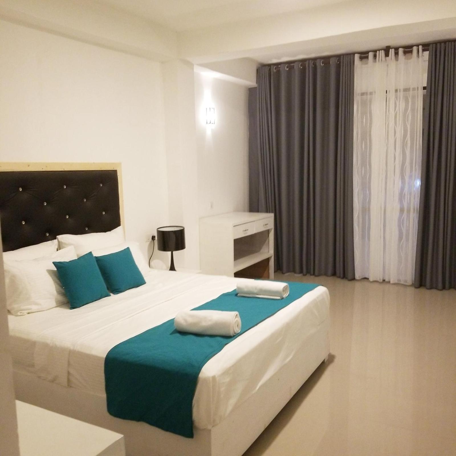 King Room with Balcony - Photo 18