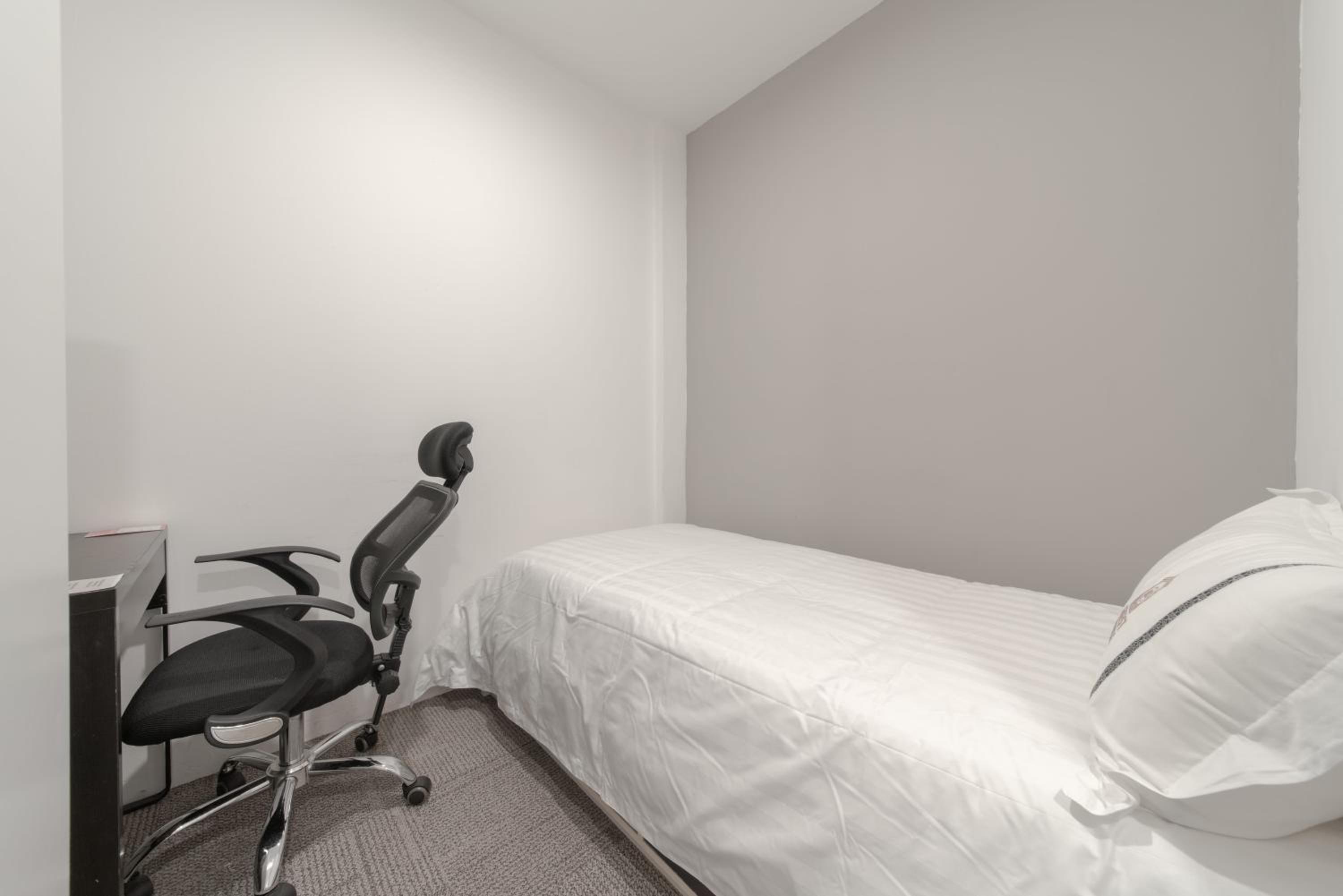 Single Room with Common Bathroom photo 3
