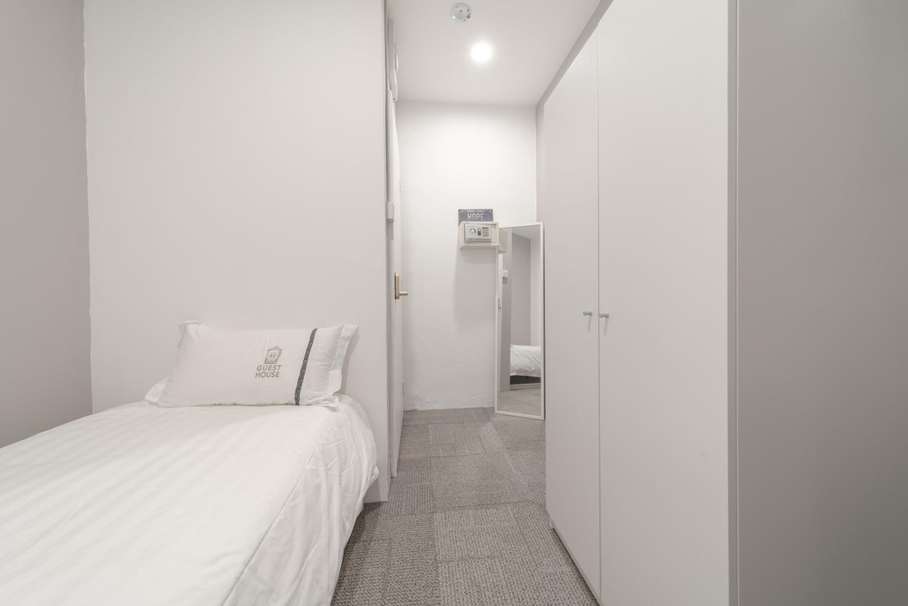 Single Room with Common Bathroom photo 2