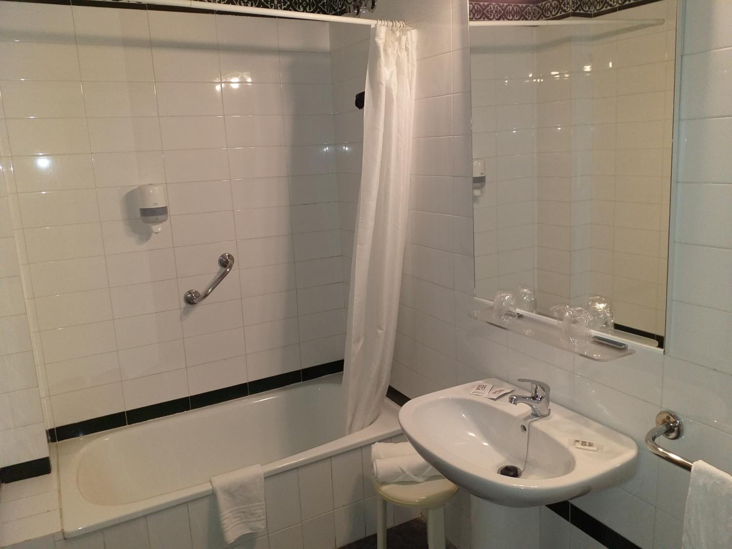 Standard Twin Room - Photo 2
