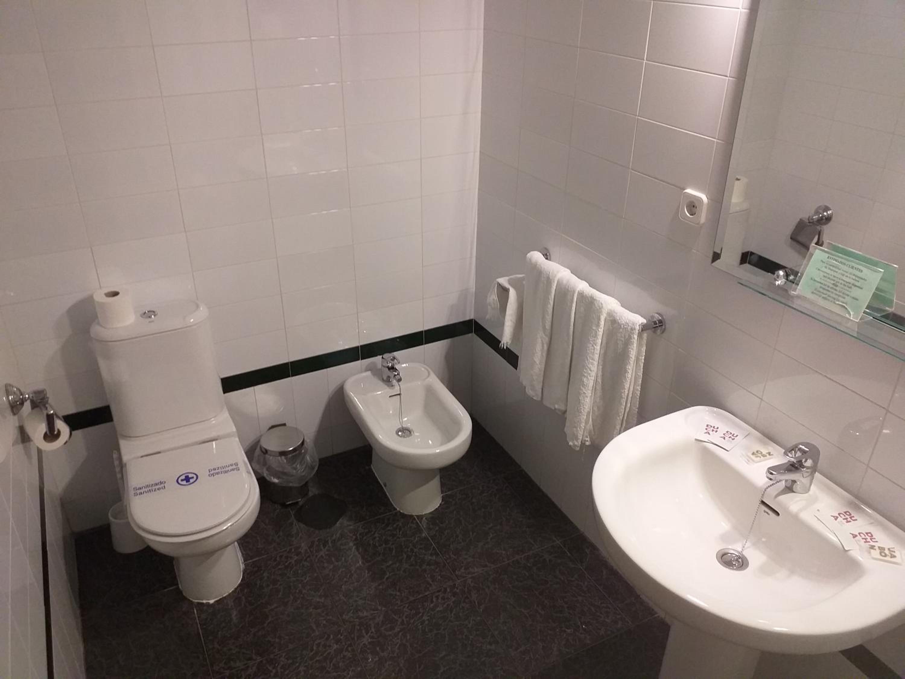 Standard Twin Room - Photo 3