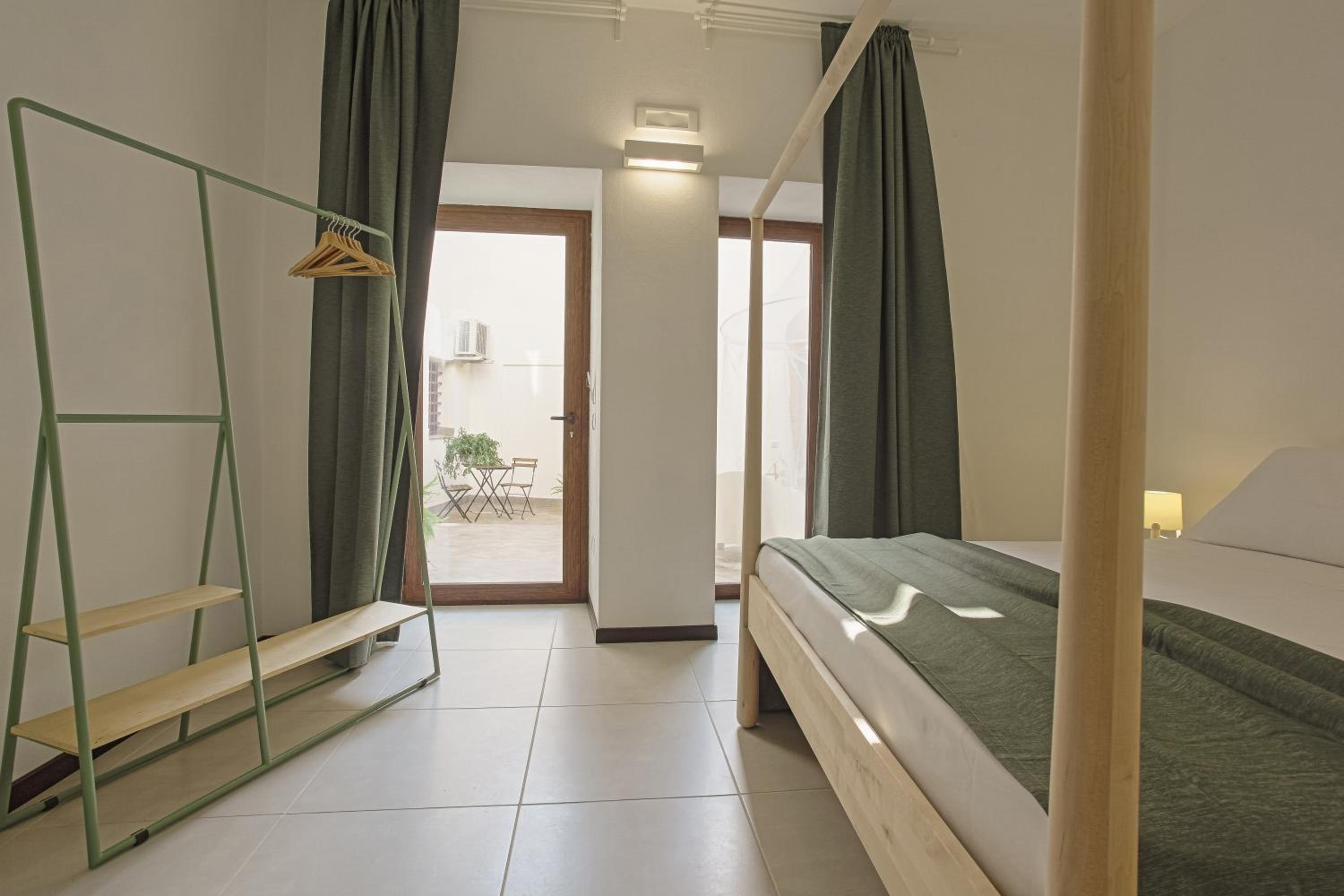 Large Double Room - Photo 2