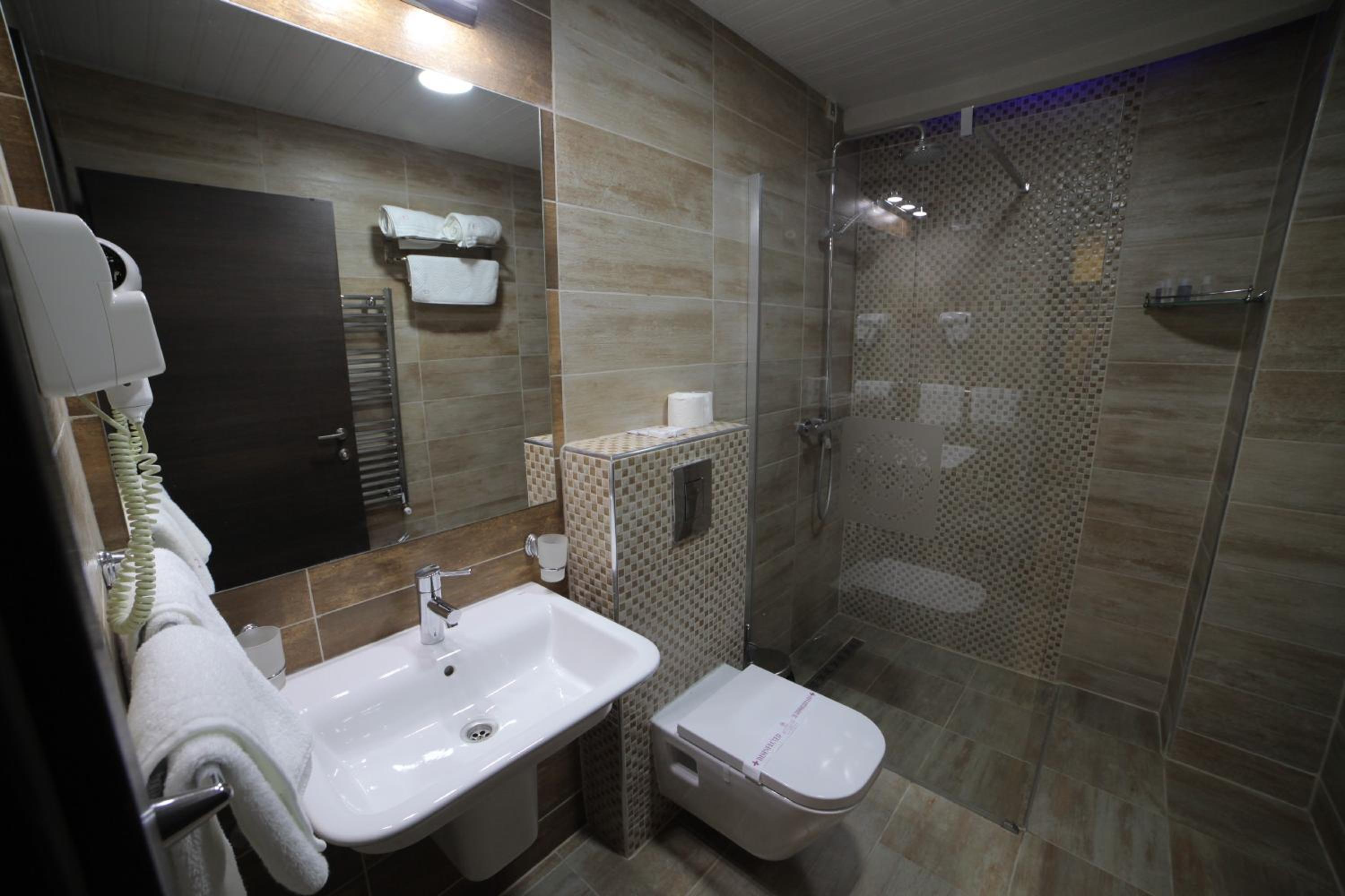 Double or Twin Room with Balcony and Lake View - Photo 2