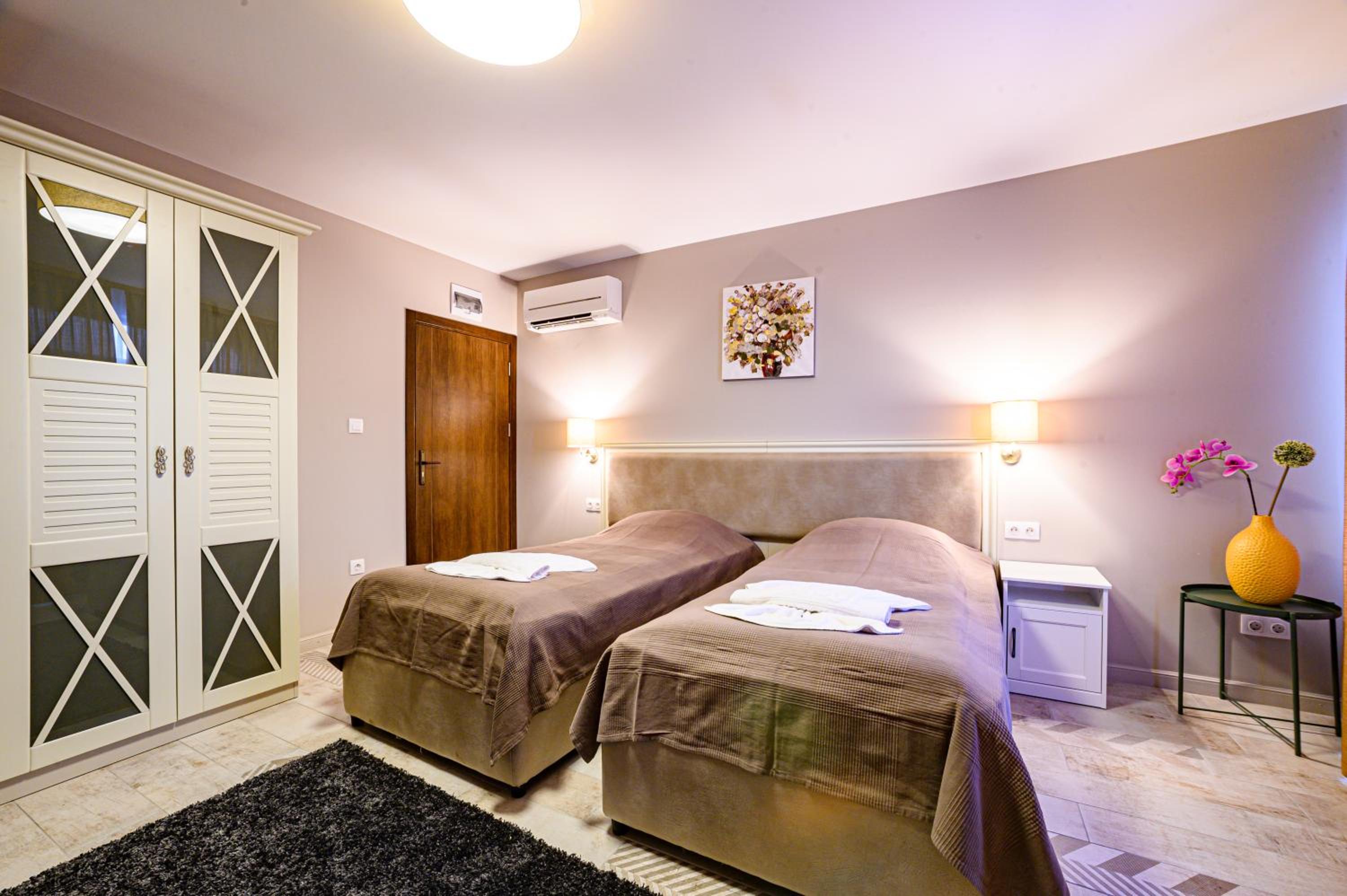 Deluxe Twin Room - Photo 3