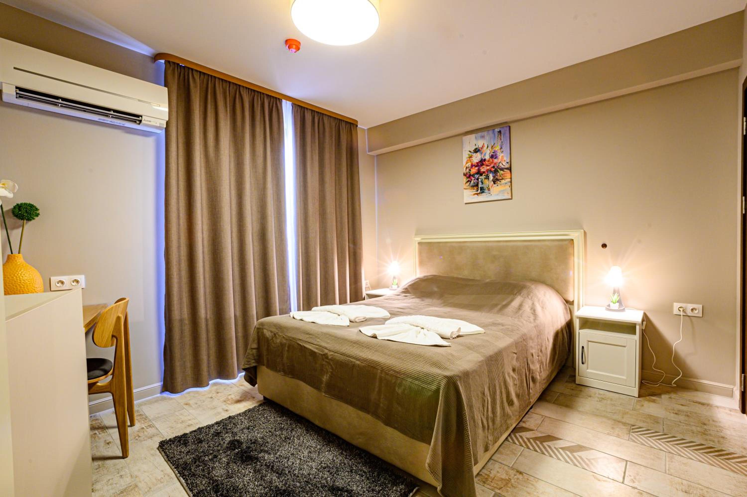 Deluxe Double Room - Photo 9
