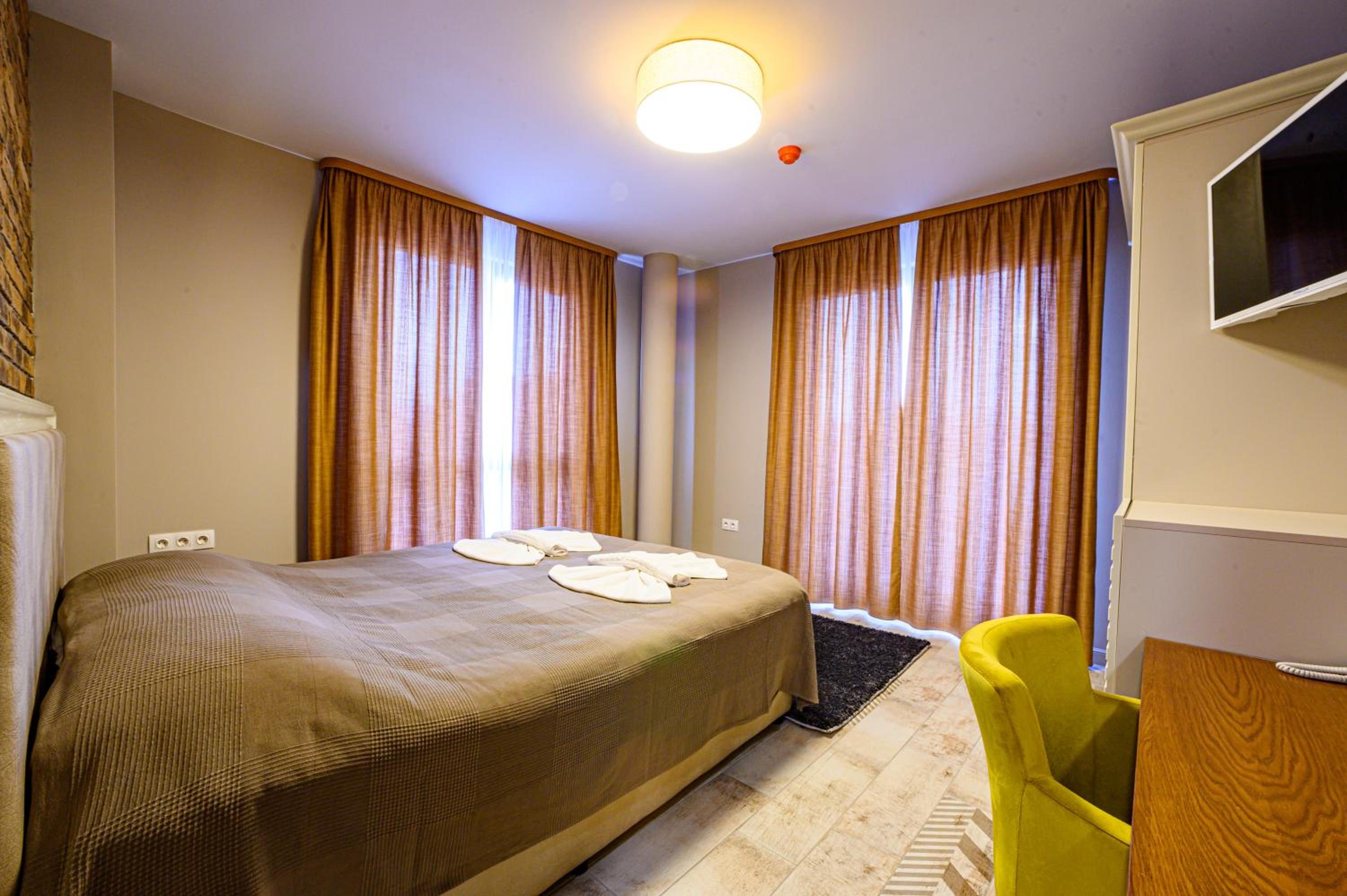 Deluxe Double Room - Photo 11
