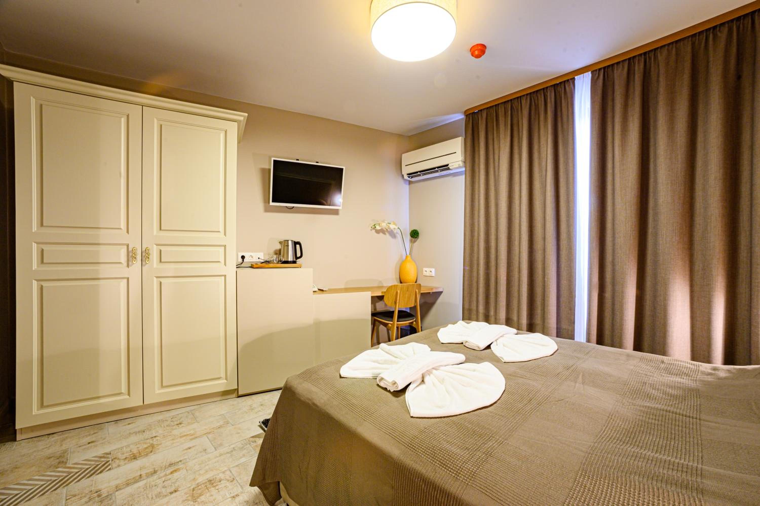Deluxe Double Room - Photo 12