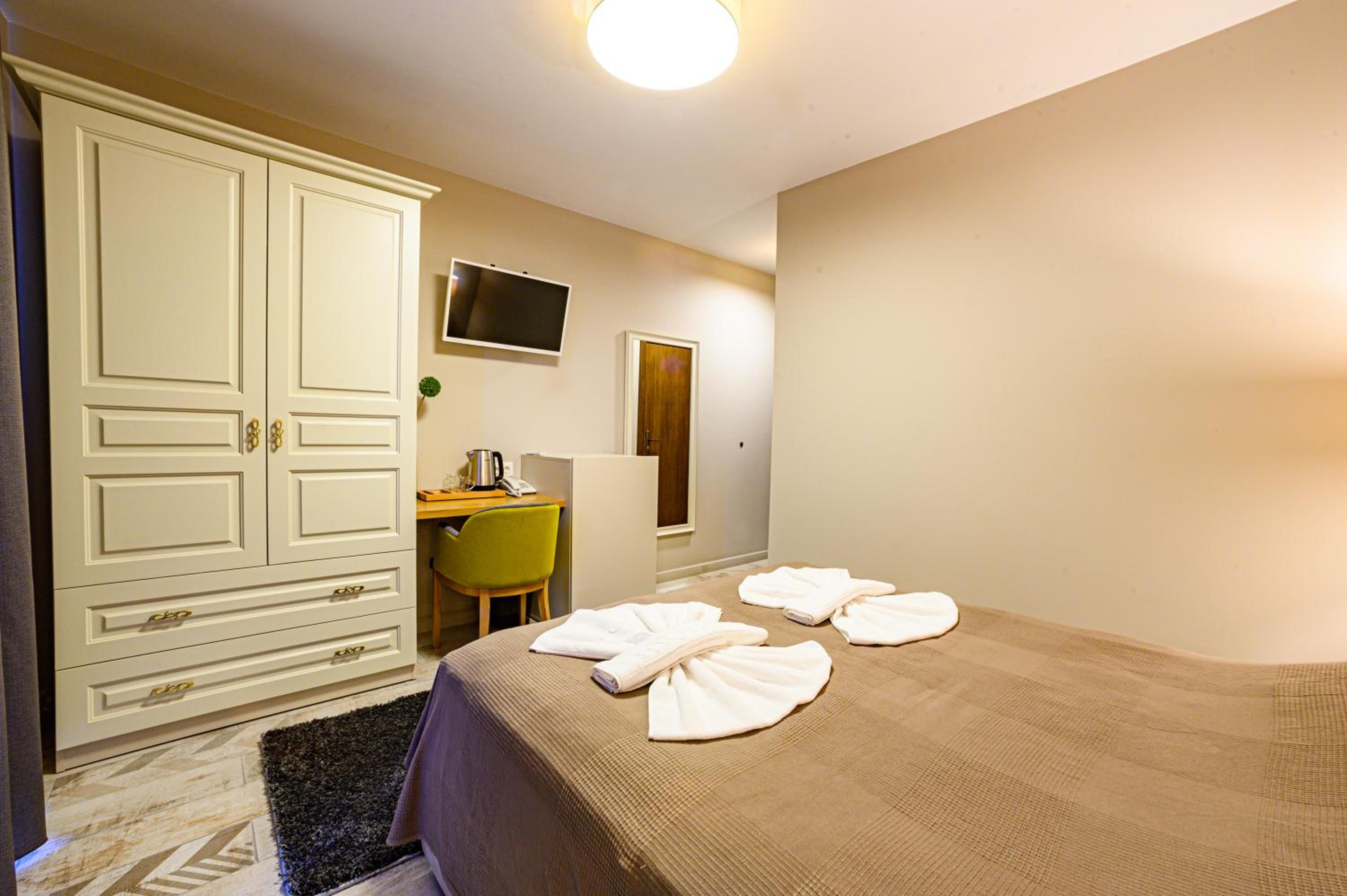 Deluxe Double Room - Photo 14