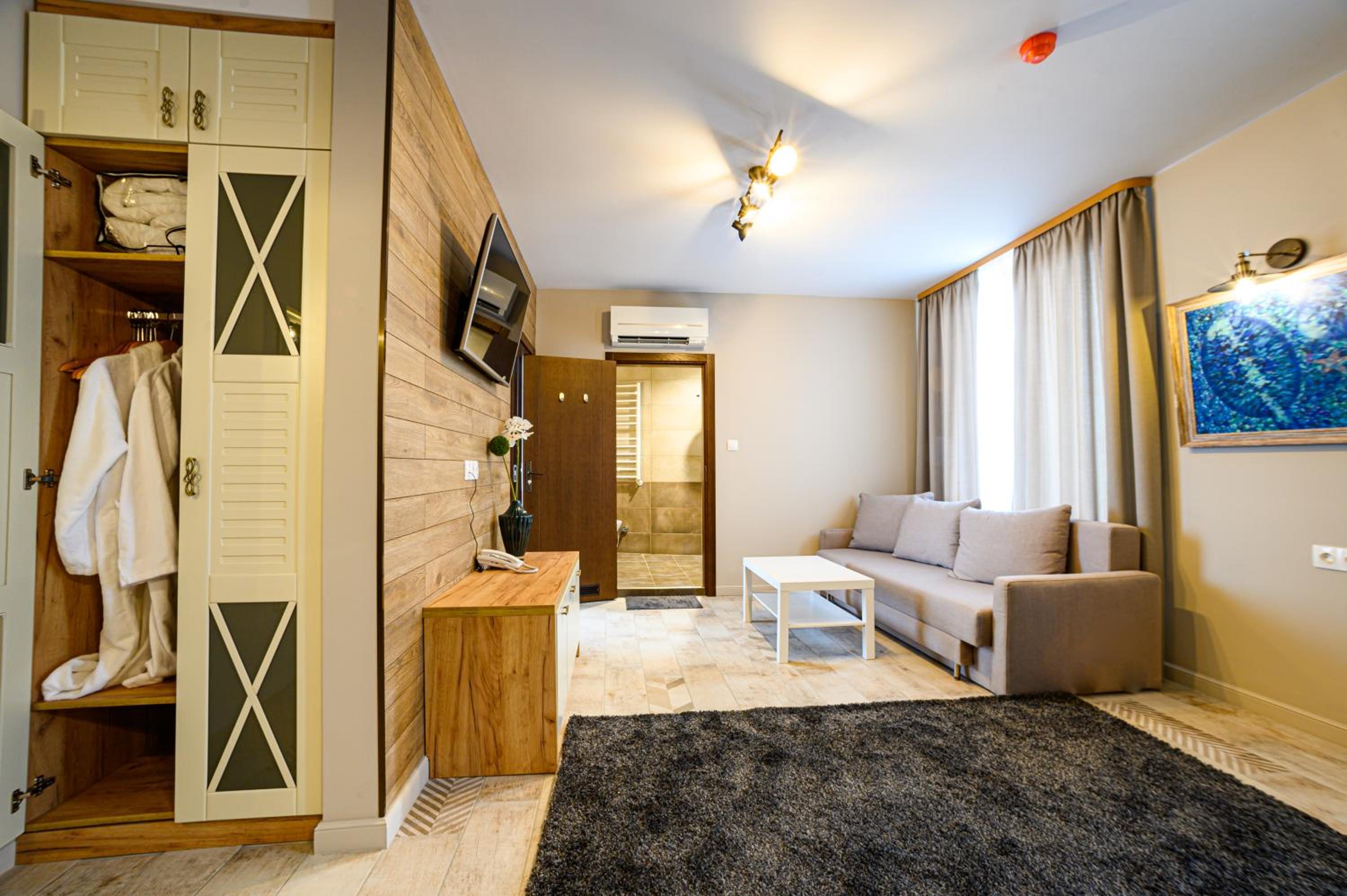 Apartment With Shared Bathroom photo 3