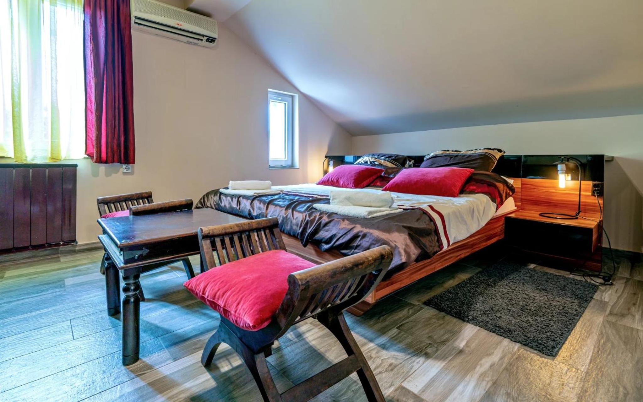 One-Bedroom Apartment - Photo 6