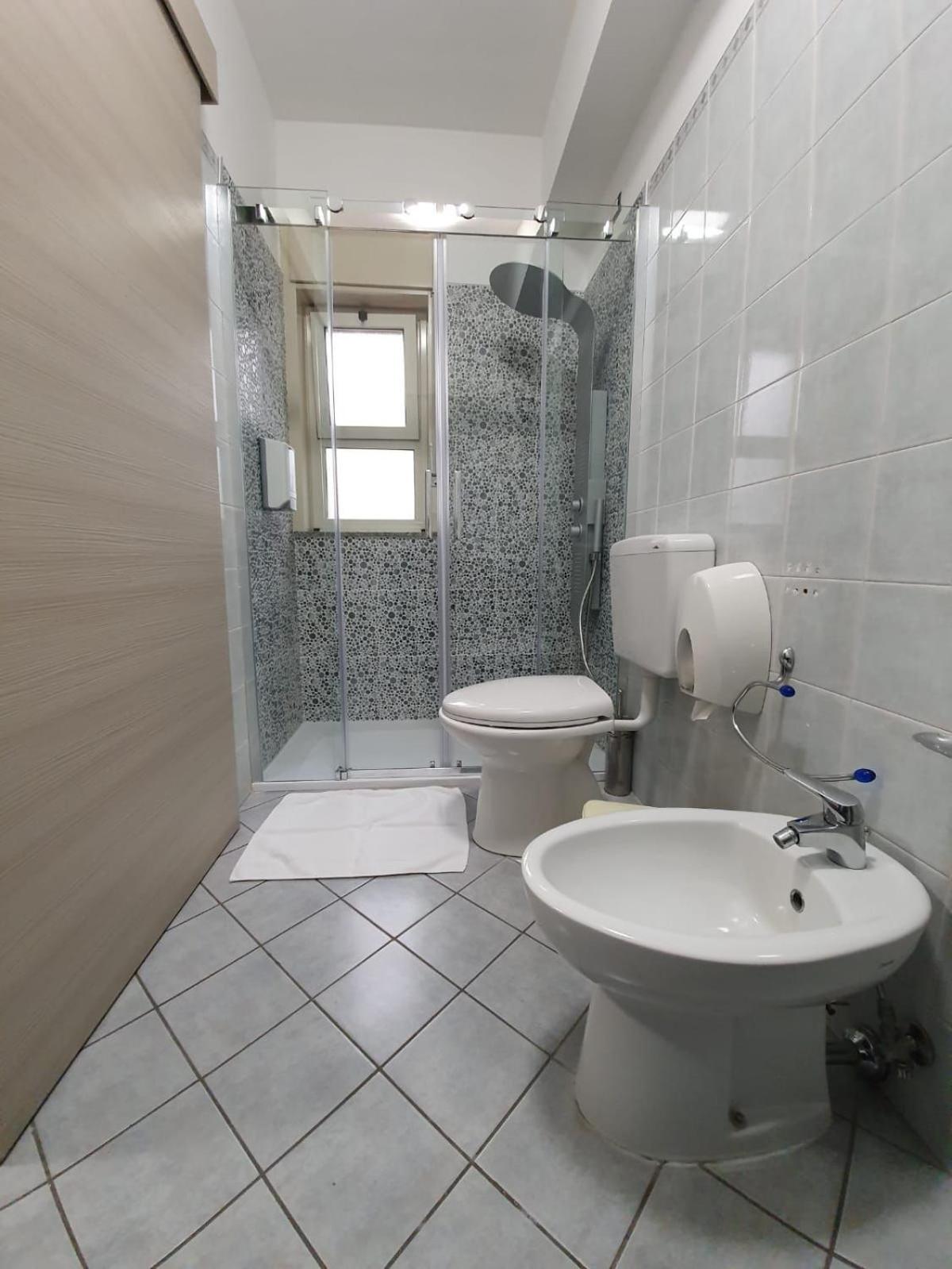Economy Triple Room photo 3