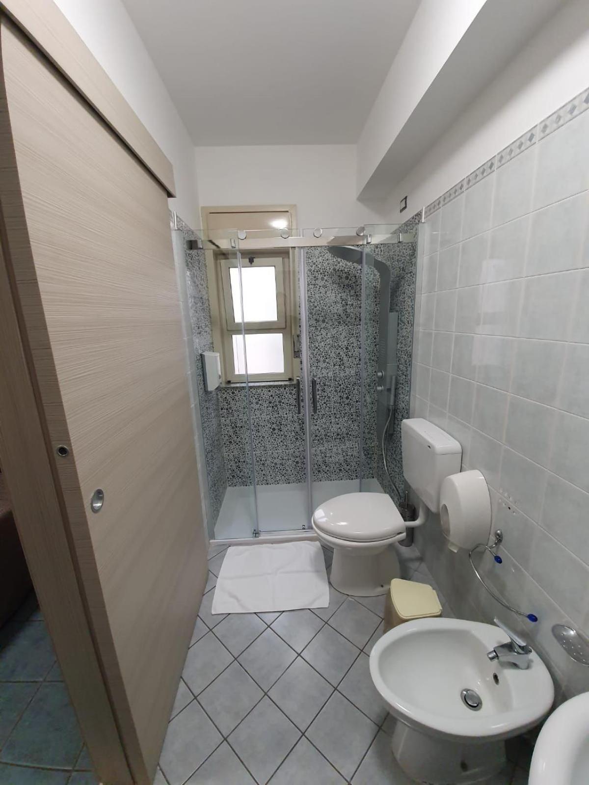 Economy Triple Room photo 2