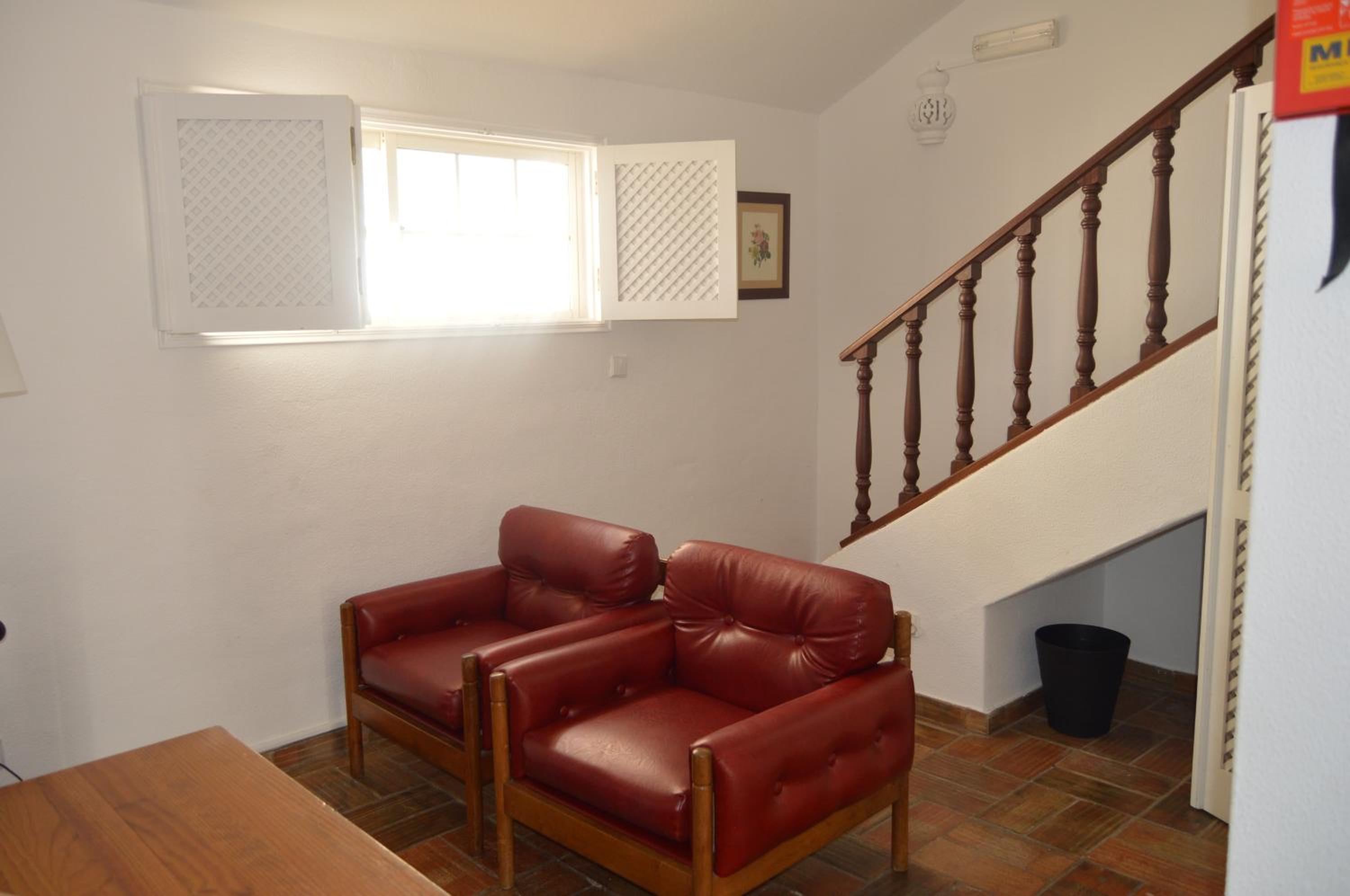 One-Bedroom Apartment - Photo 2
