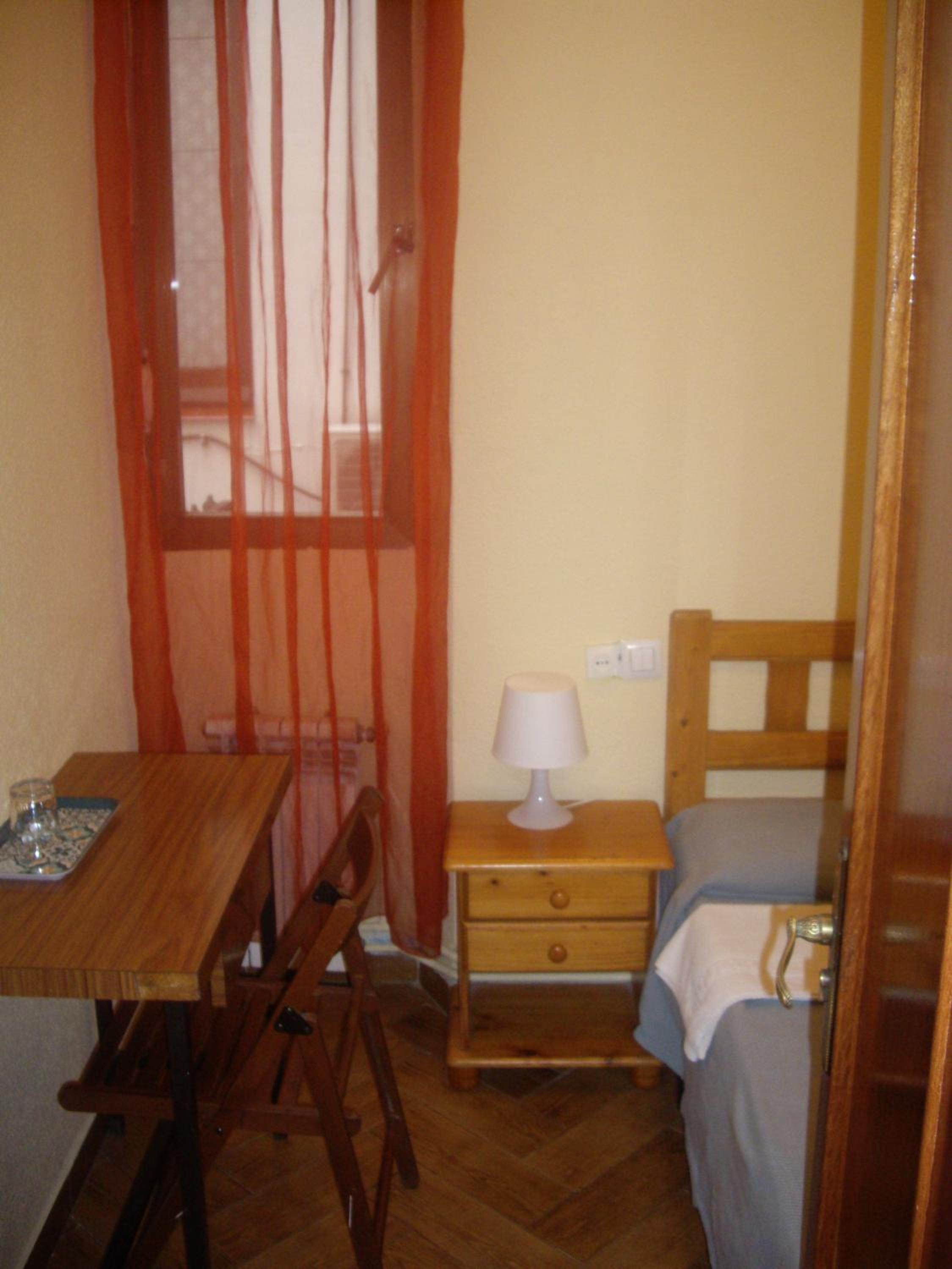 Habitación individual con baño compartido