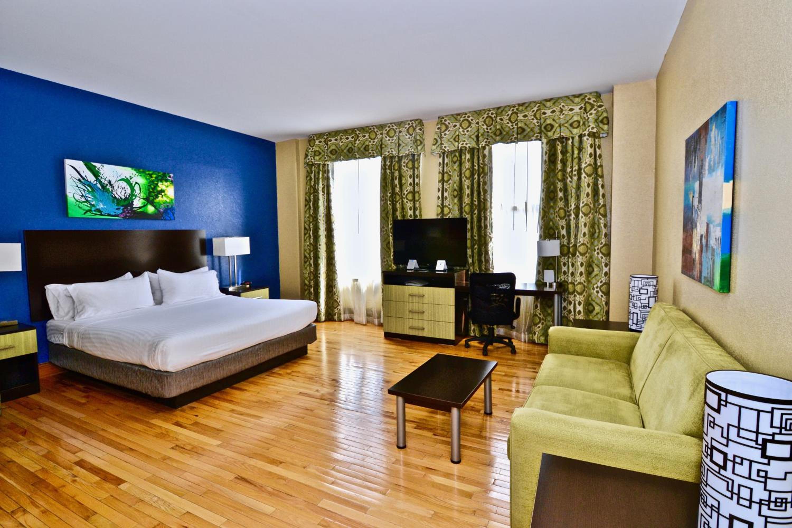 Standard King Room with Sofa Bed photo 1