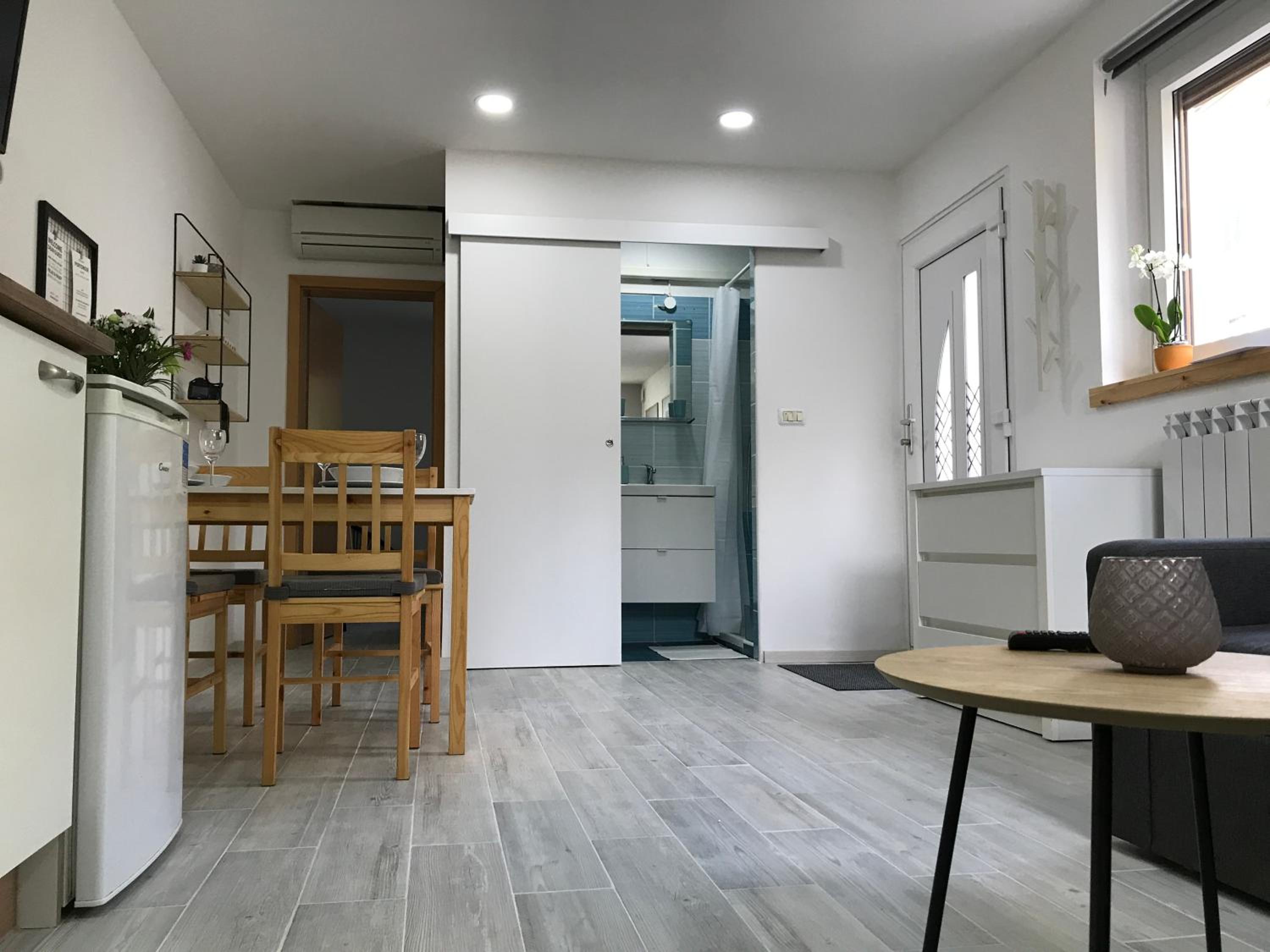 One-Bedroom Apartment photo 1