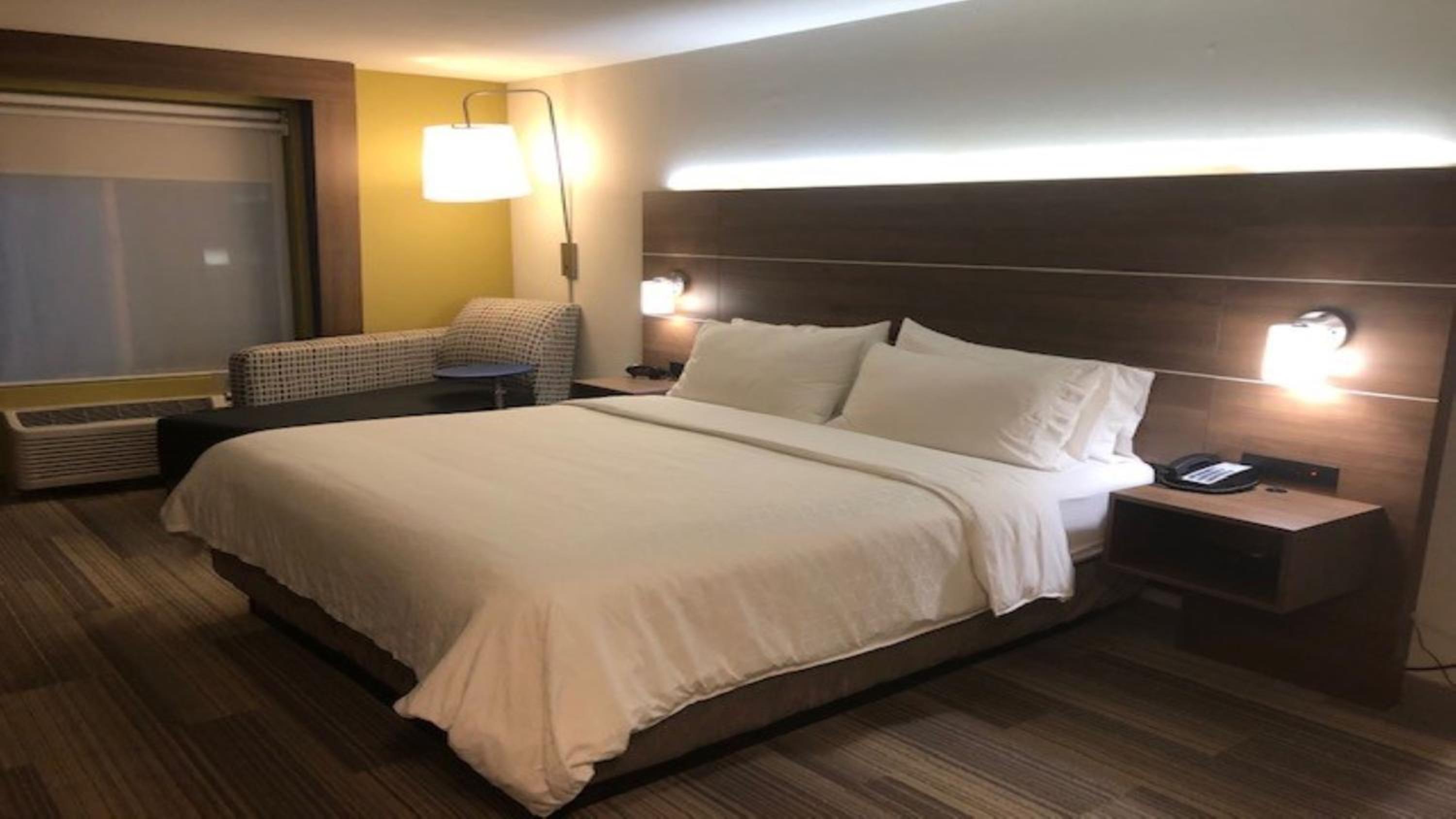 Standard King Room - Photo 6