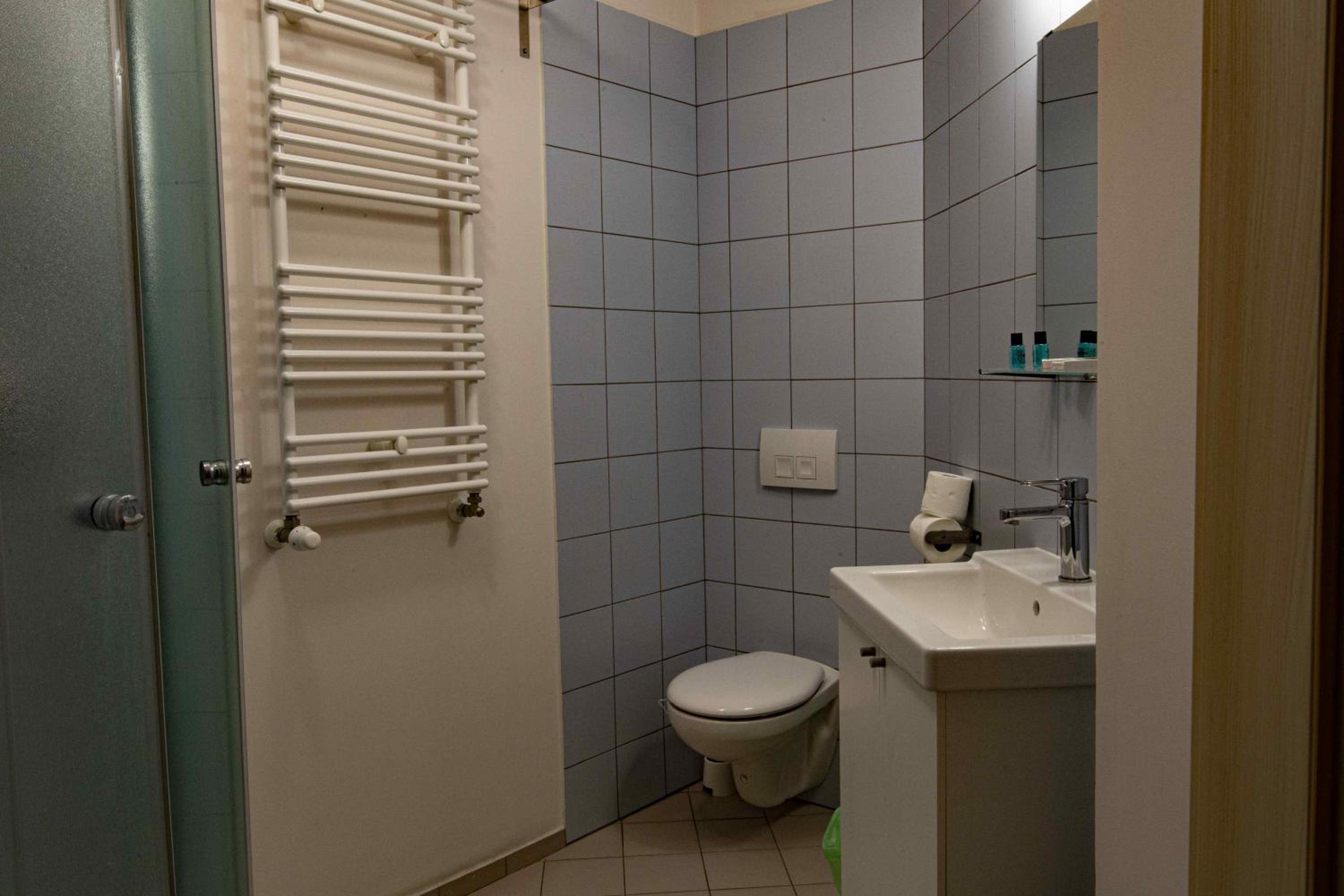 Deluxe Double Room (2 Adults + 1 Child) - Photo 11