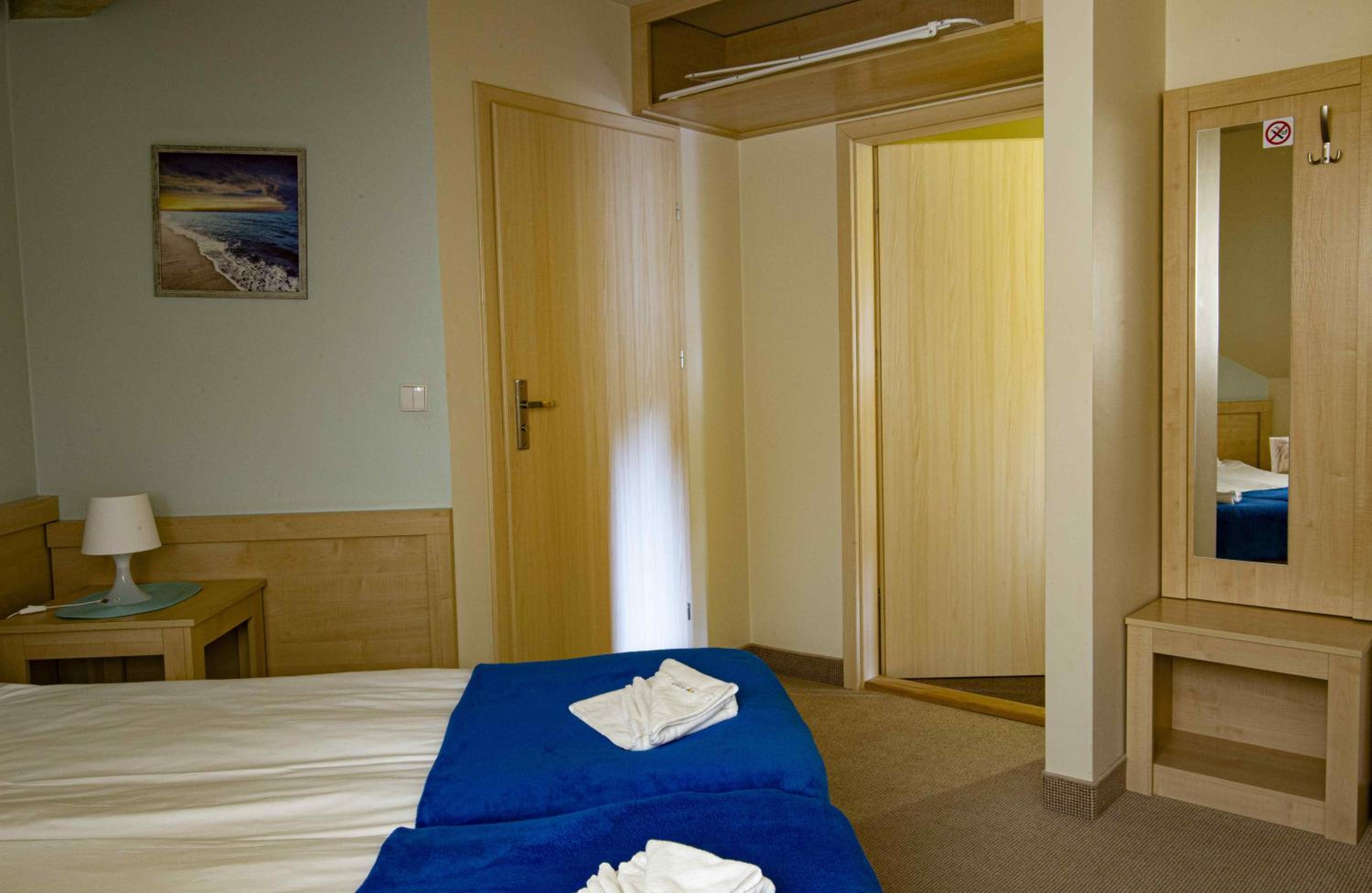 Deluxe Double Room (2 Adults + 1 Child) - Photo 12