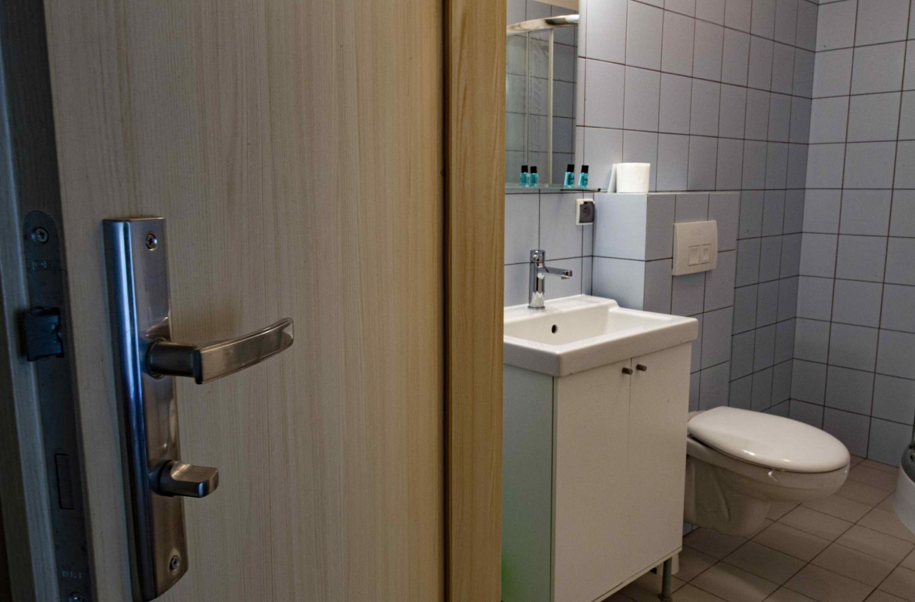 Deluxe Double Room (2 Adults + 1 Child) - Photo 14