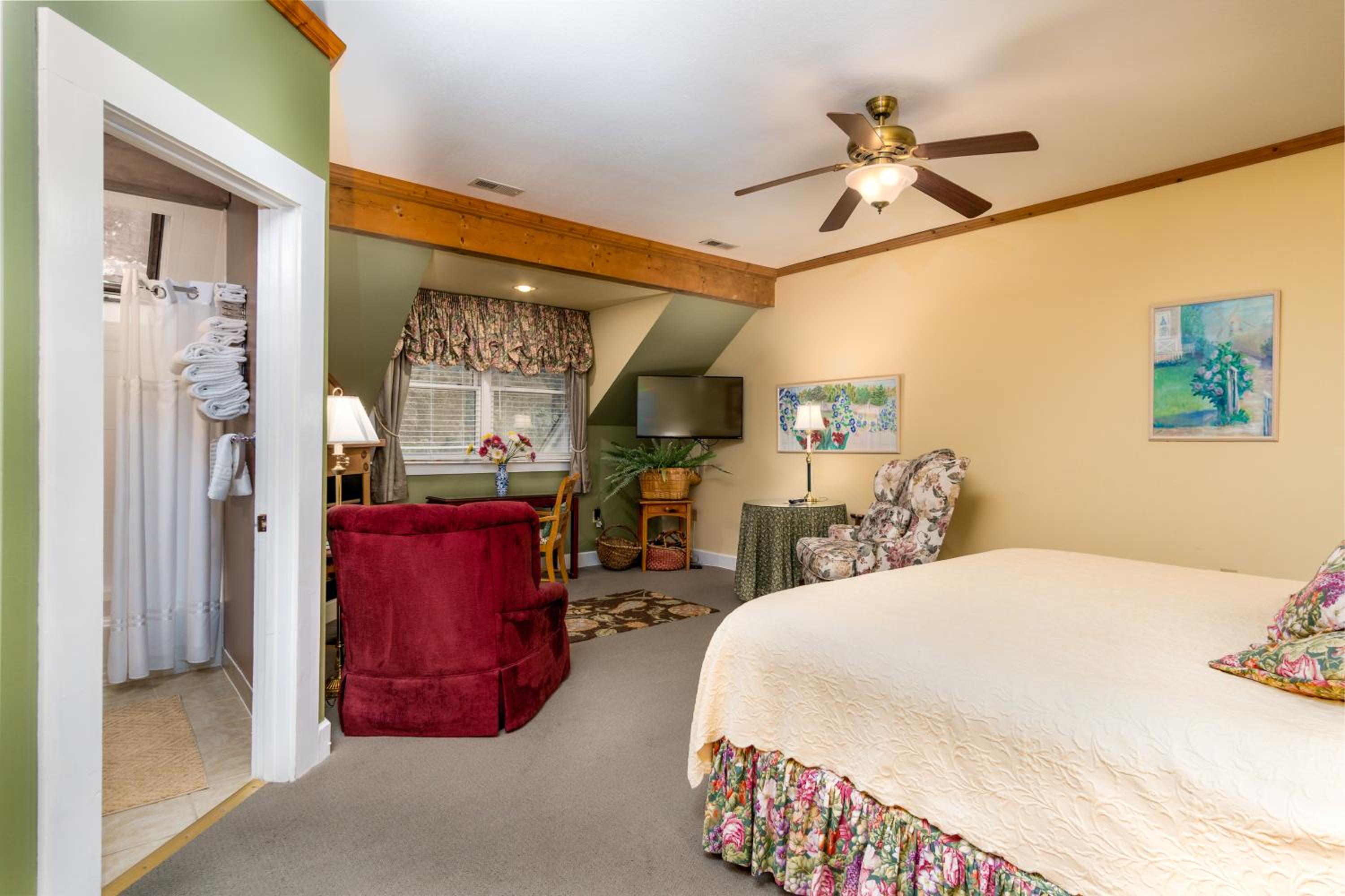 Woodward House Room with Fireplace - Photo 4